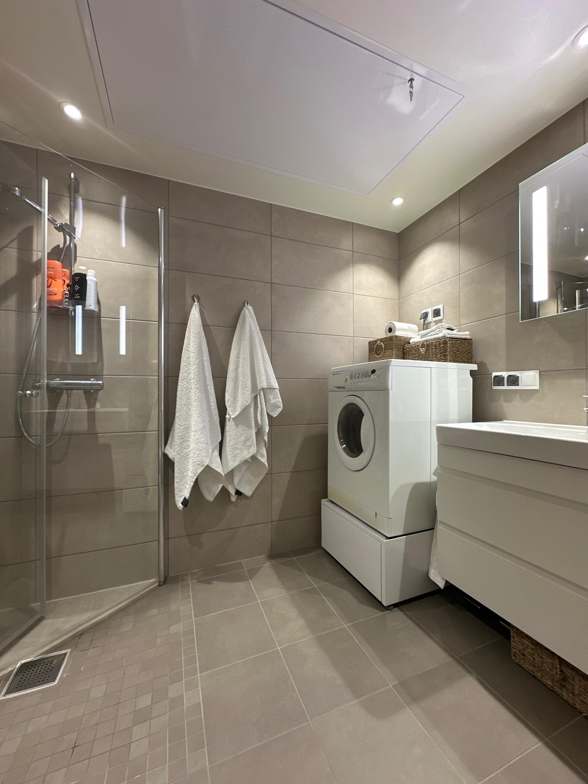 Bad. Vaskemaskin med oppbevaring under følger leiligheten.