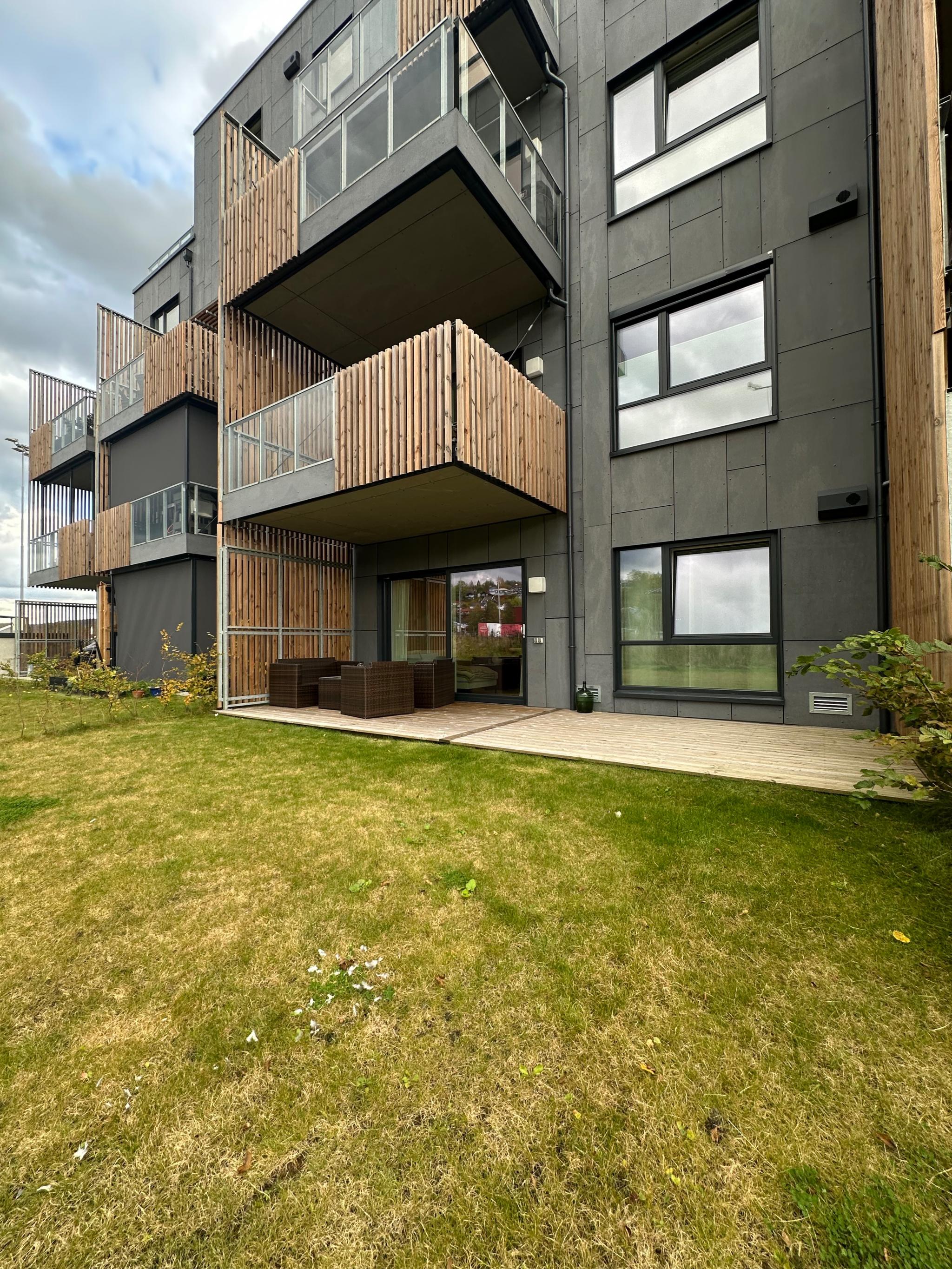 Terrasse med egen plen. Stor plass til utemøblement og evt gass-grill.