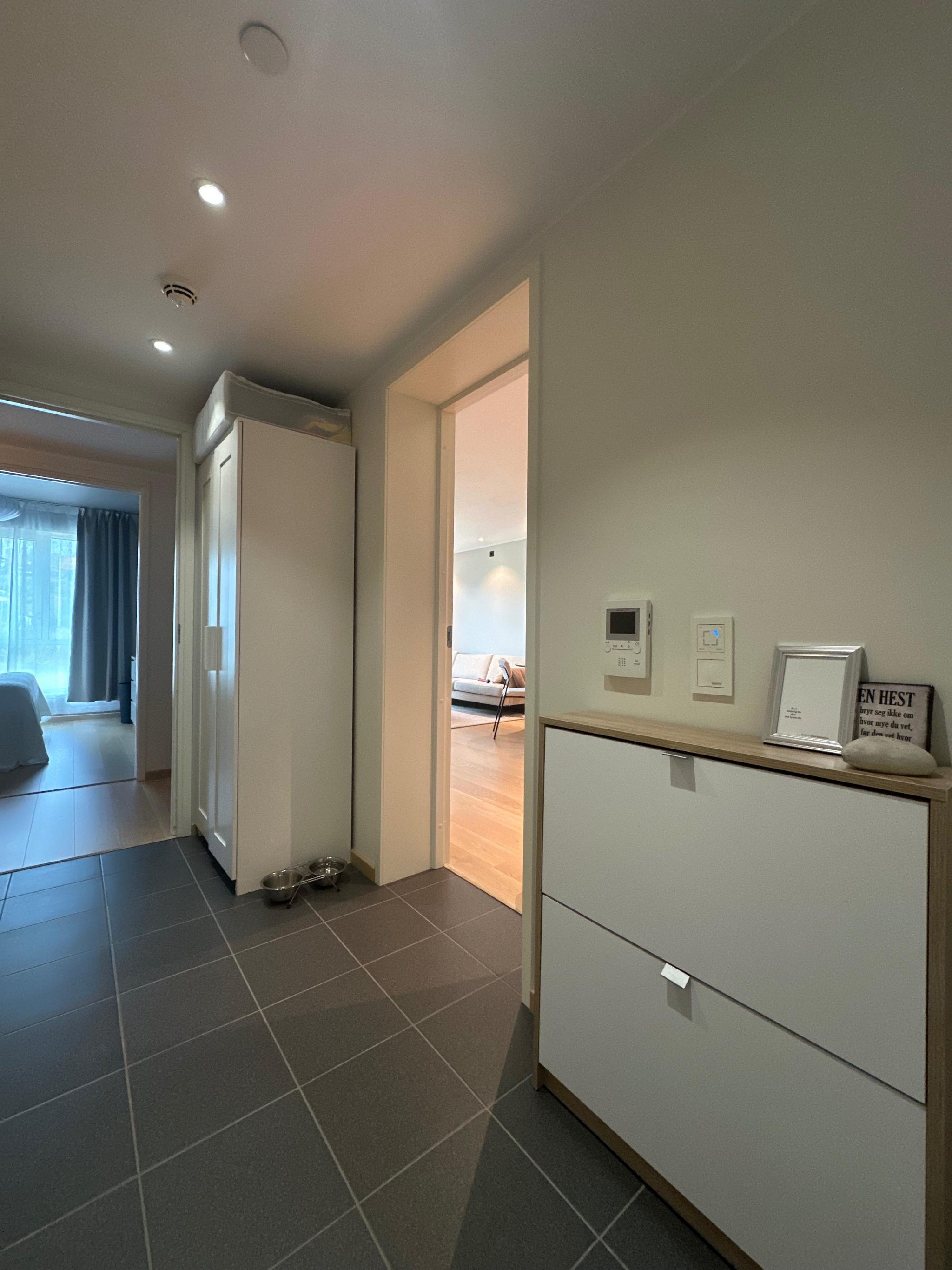 Entre. Høyskap følger leiligheten.