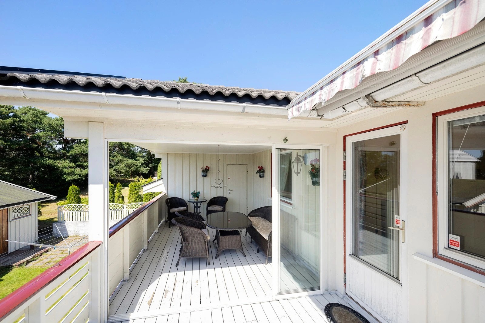 Deilig overbygd veranda.  Utgang fra stuen