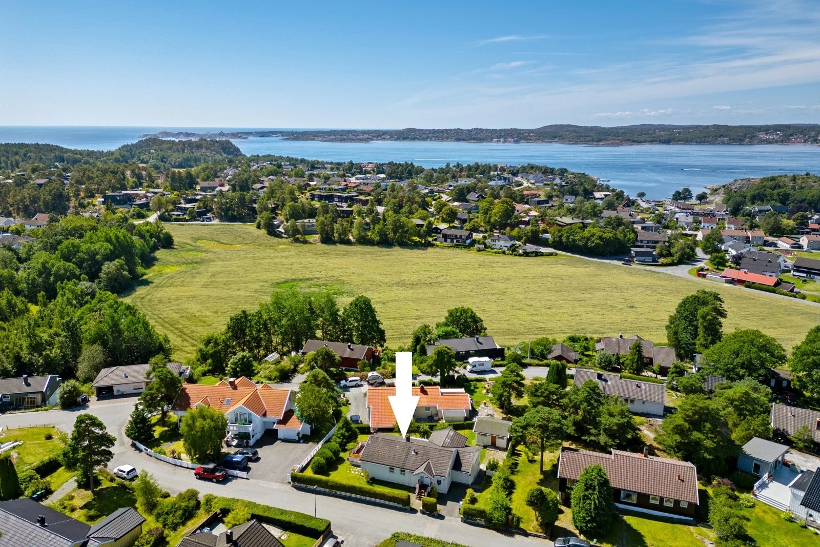 Oversikt bilde over boligfeltet og huset