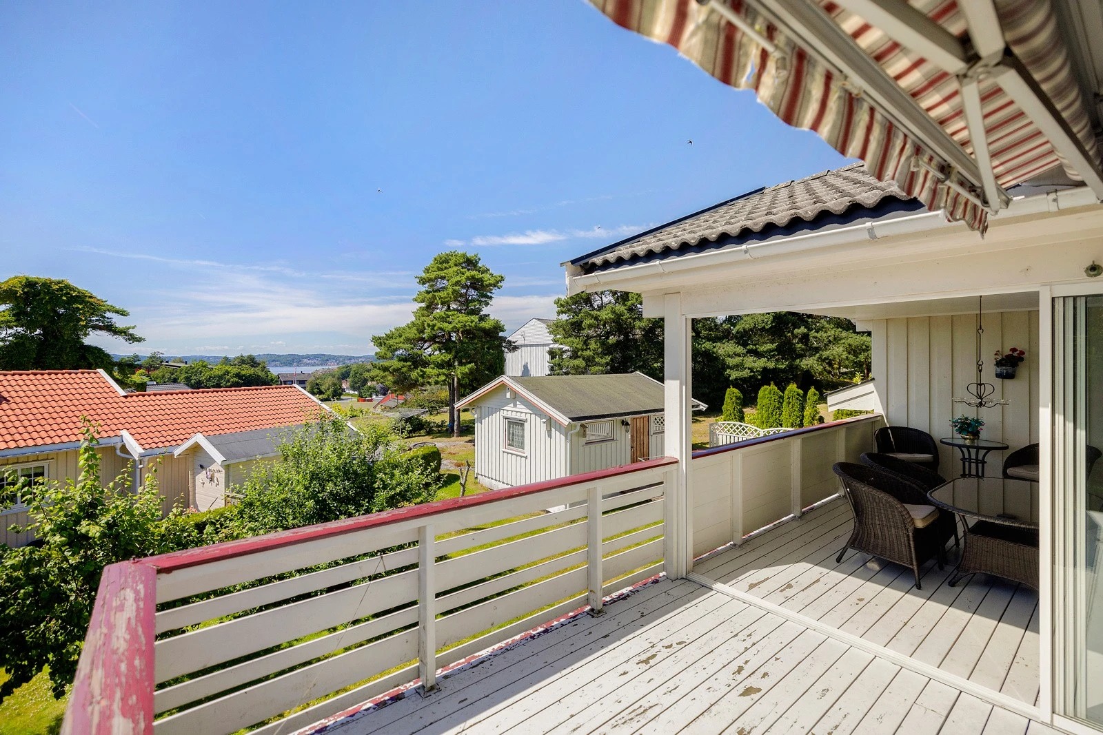 Utsikt til sjøen fra verandaen