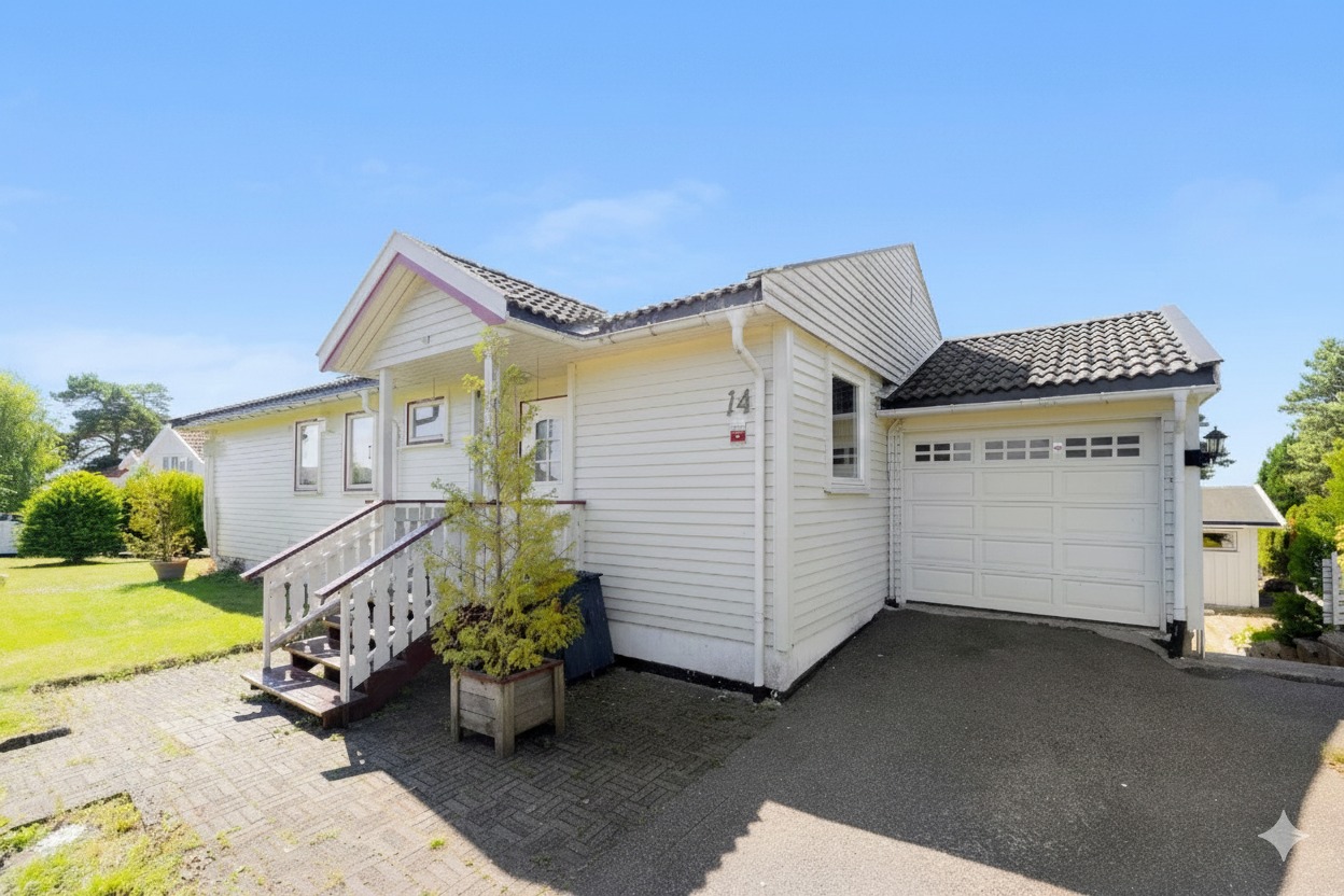 Frontparti  med inngang og garasje. Oppstillingsplass foran garasjen