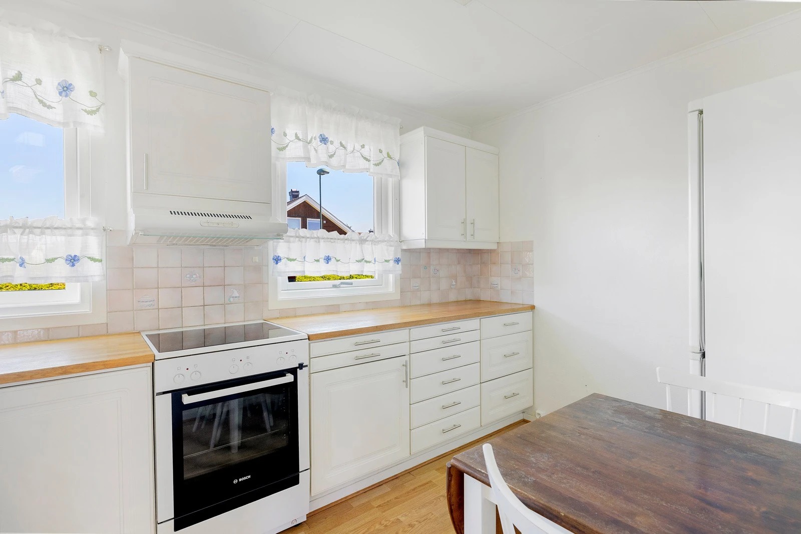 Kjøkken med spisebord