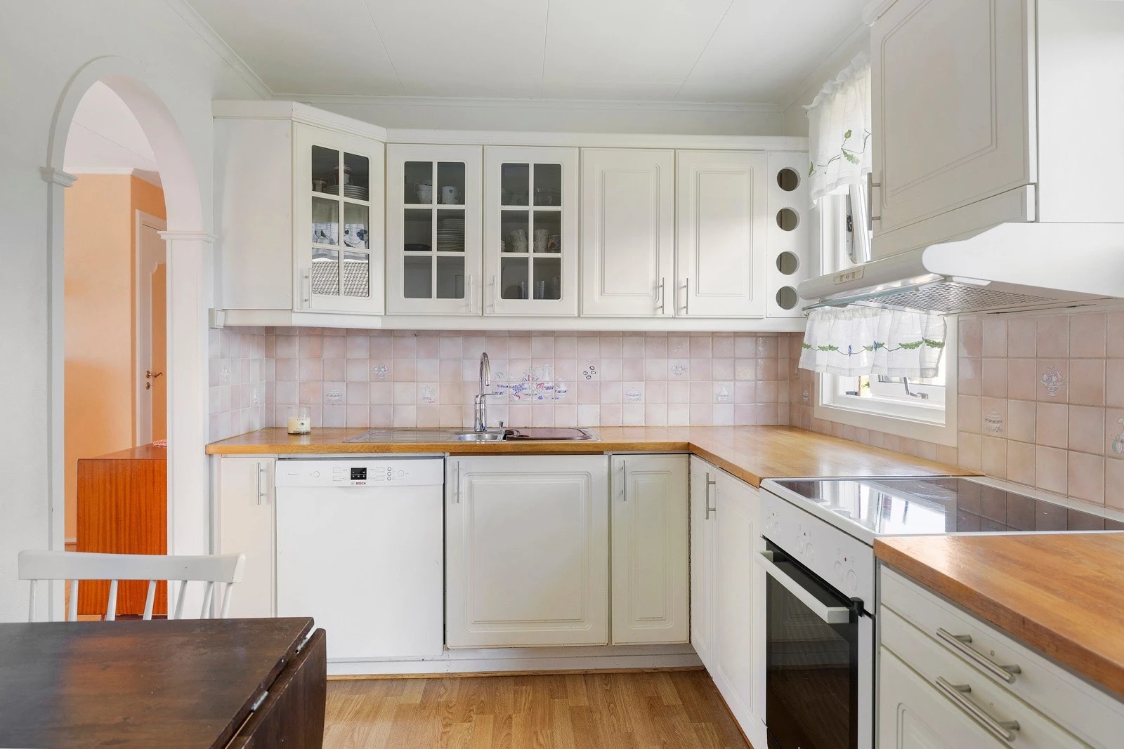 Kjøkken med spisebord