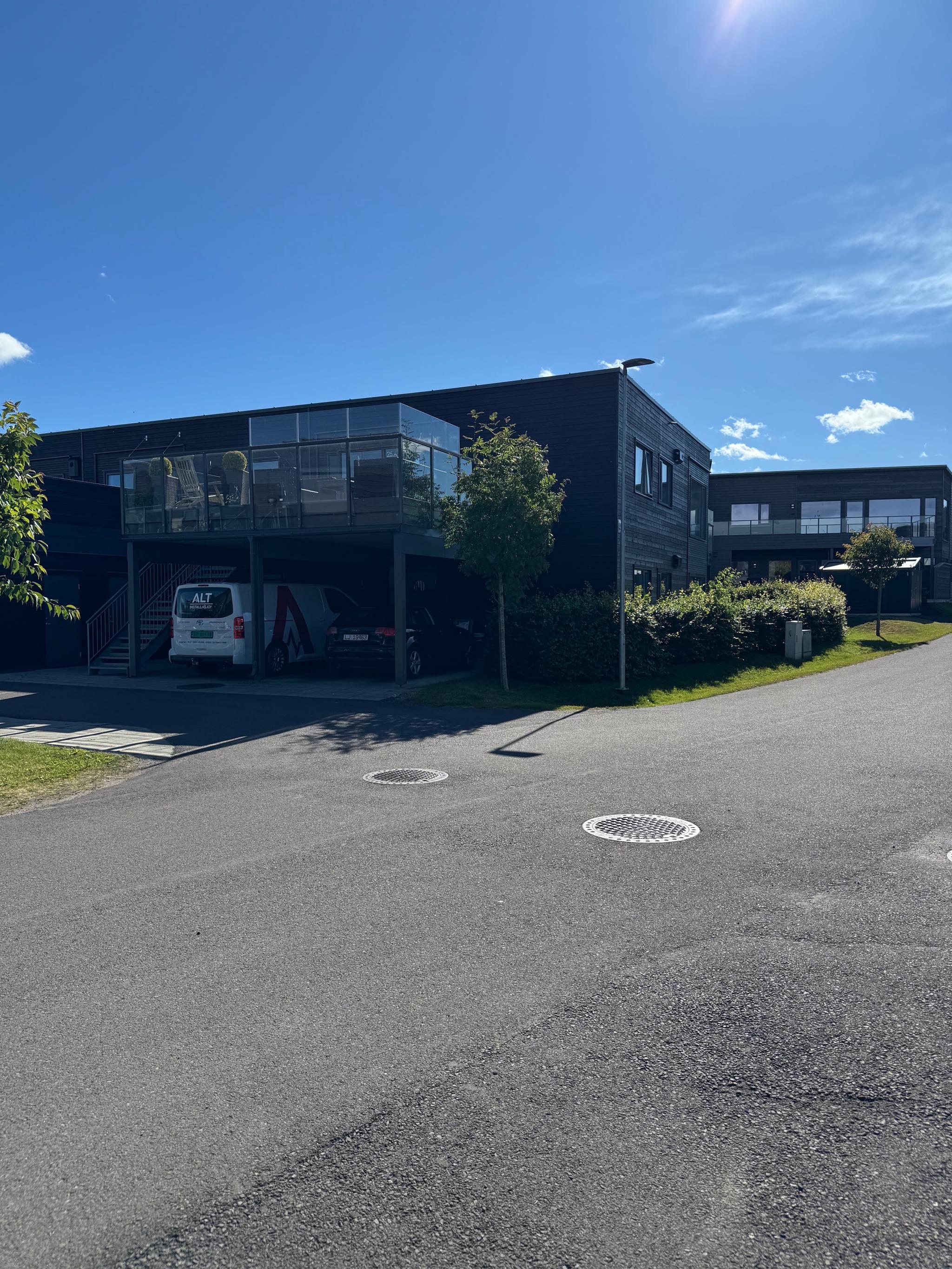 Carport(venstre) m/lader