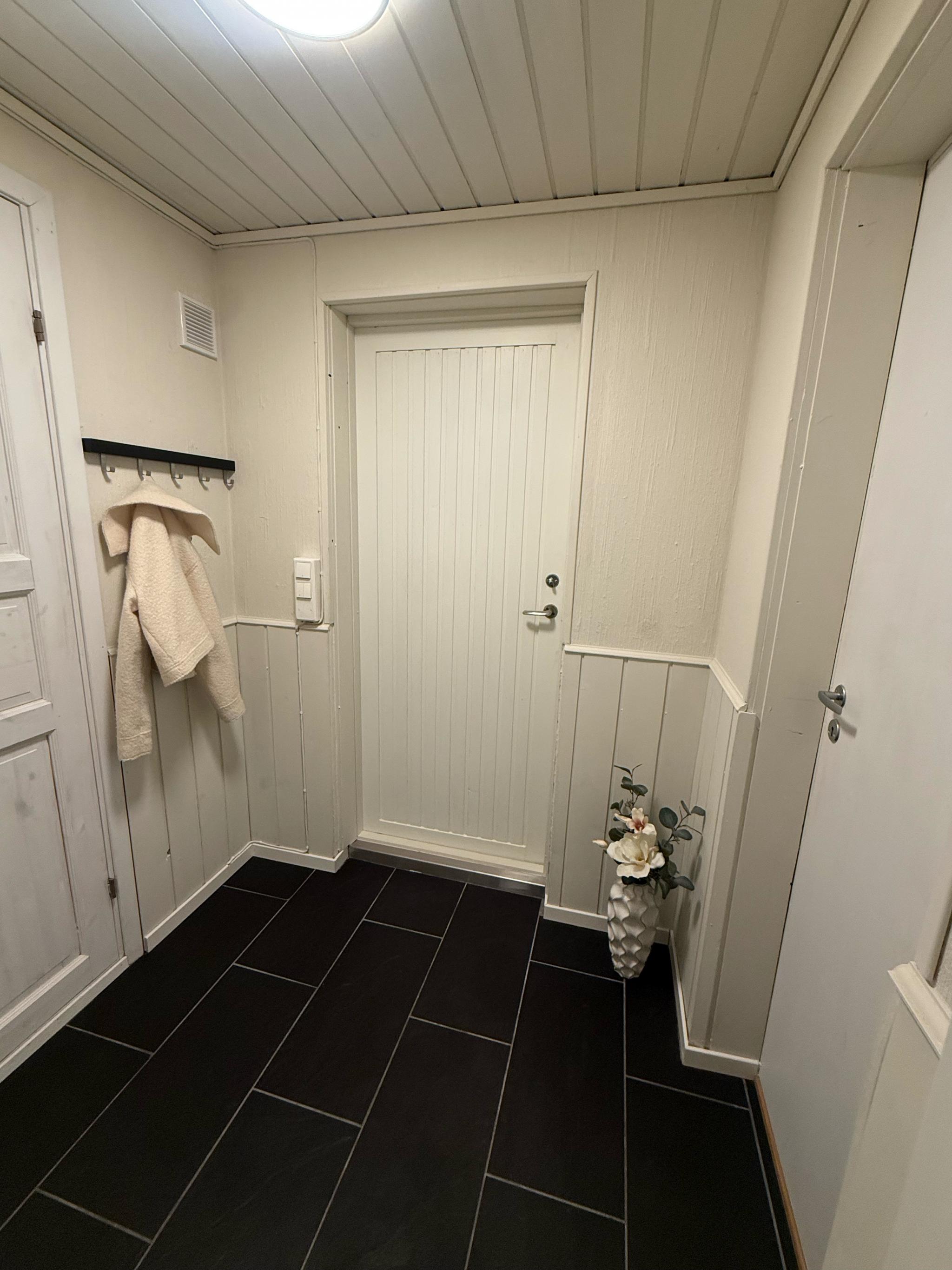 Fra yttergangen er det egen innvendig bod