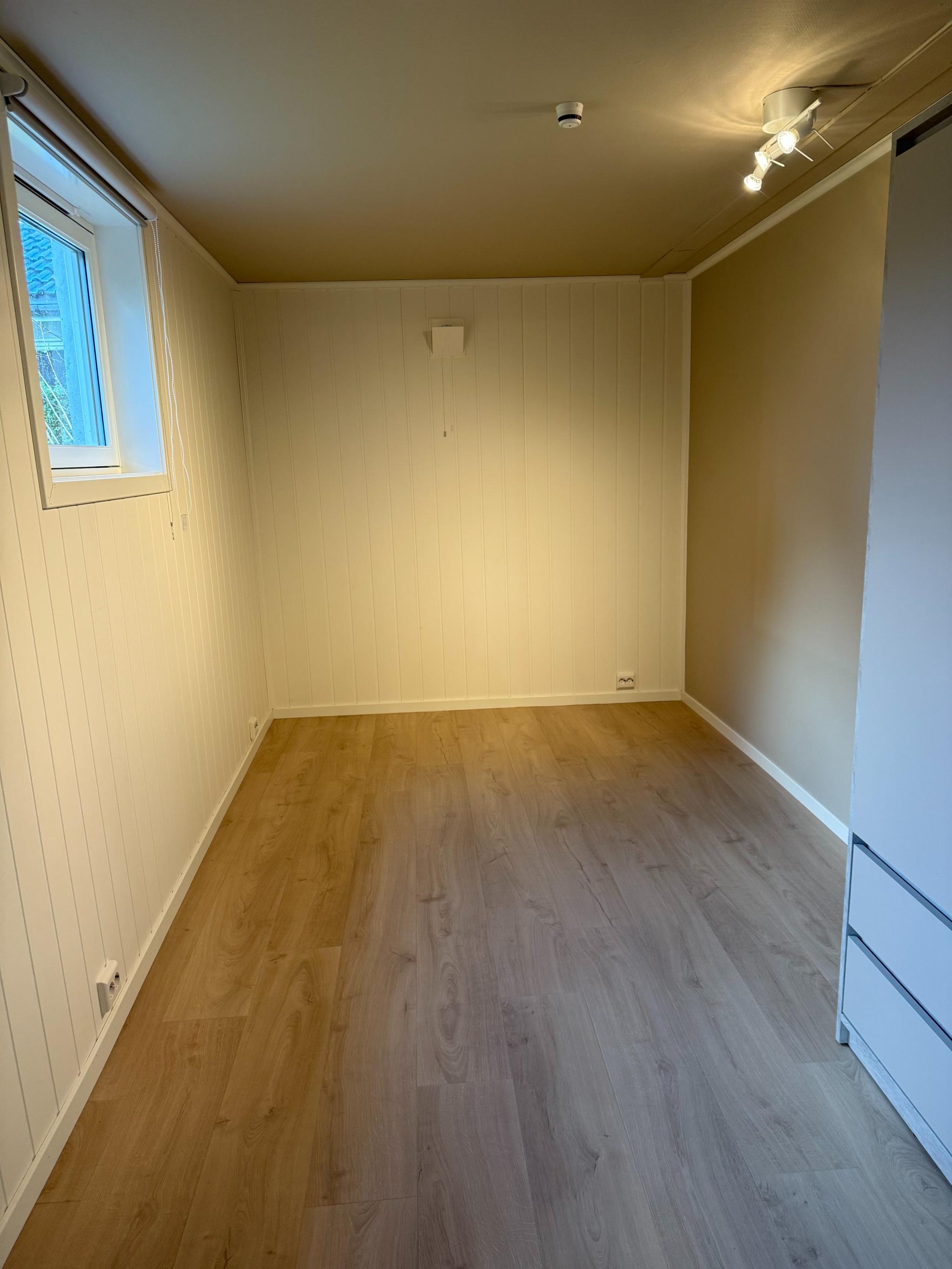 Her er det plass til dobbeltseng og nattbord