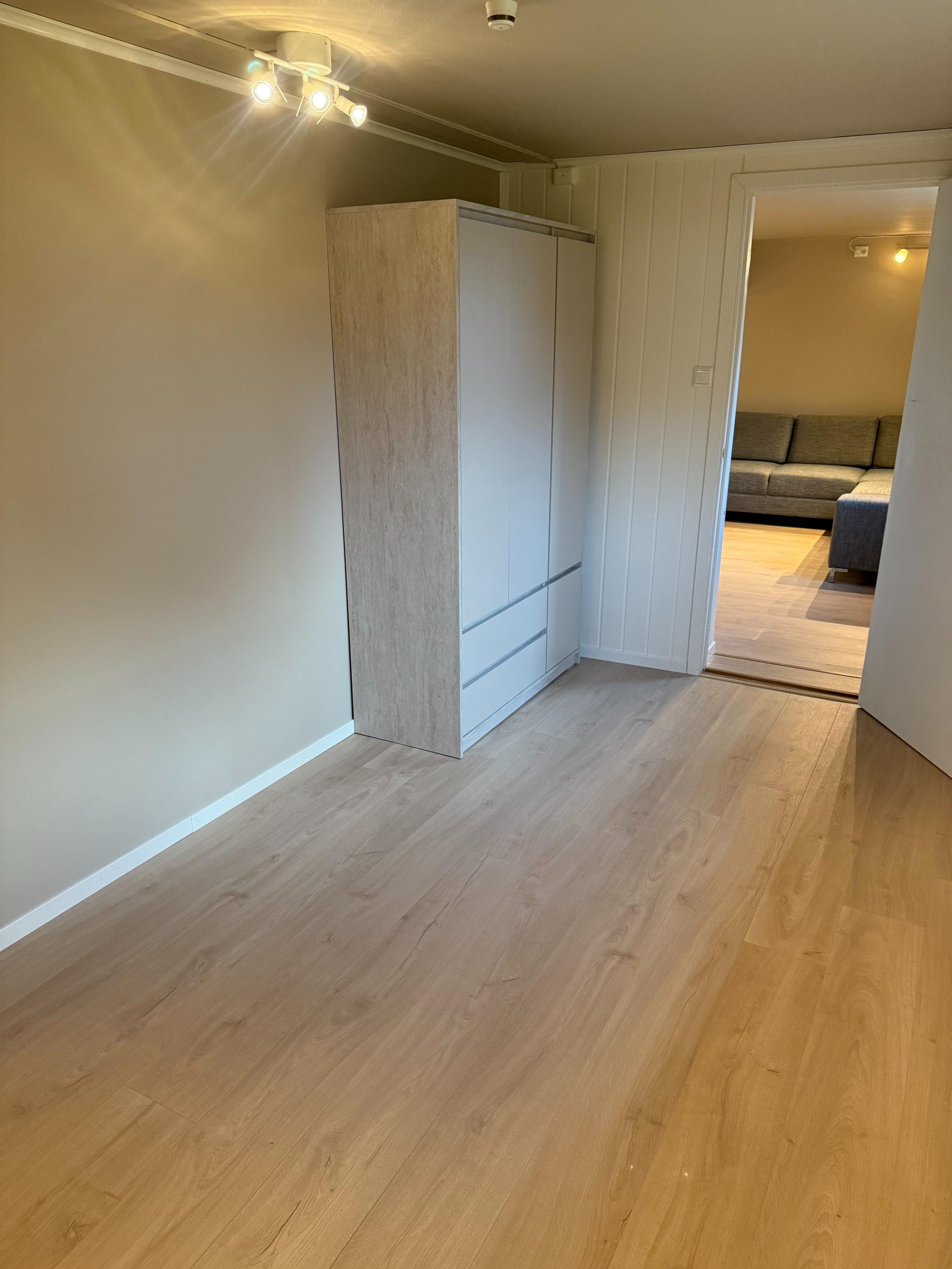 Soverom med  nytt og romslig garderobeskap 