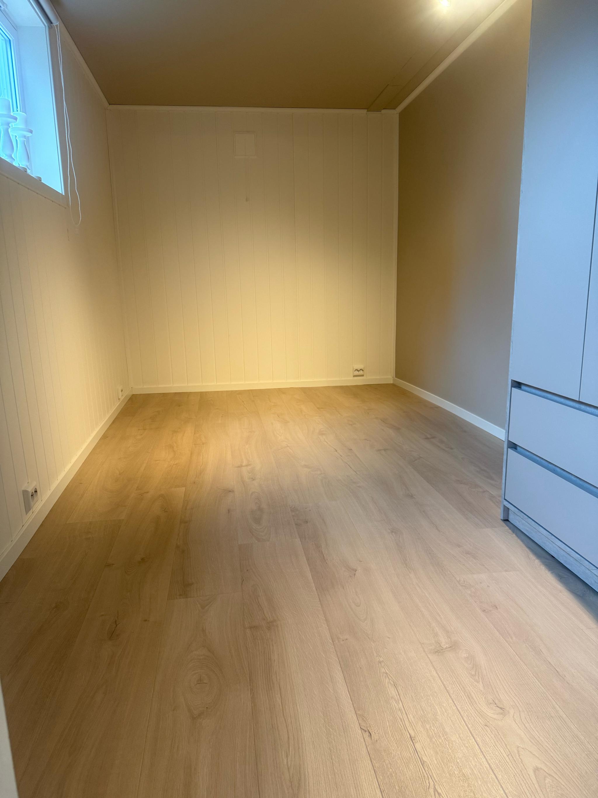 Soverom med stort garderobeskap og plass til dobbelseng