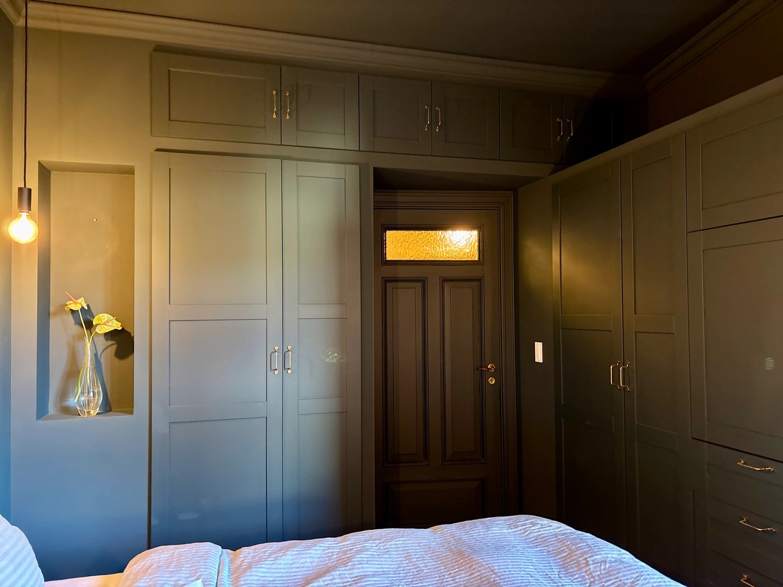 Plassbygd garderobeløsning med mye oppbevaringsplass.