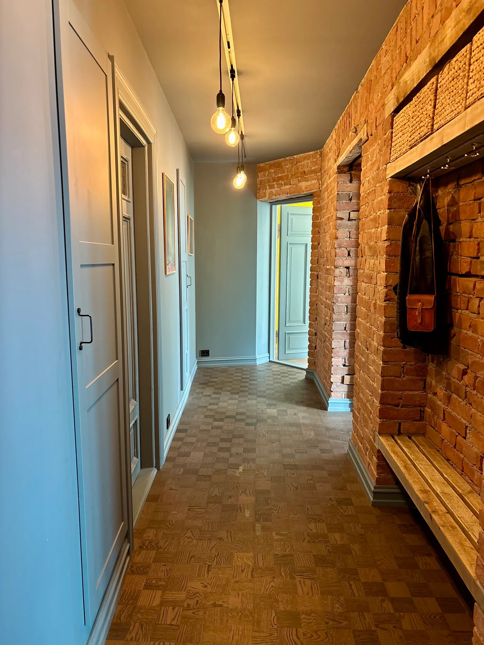 Her er det godt å komme hjem. Innbydende entré med eikeparkettgulv og rene linjer.