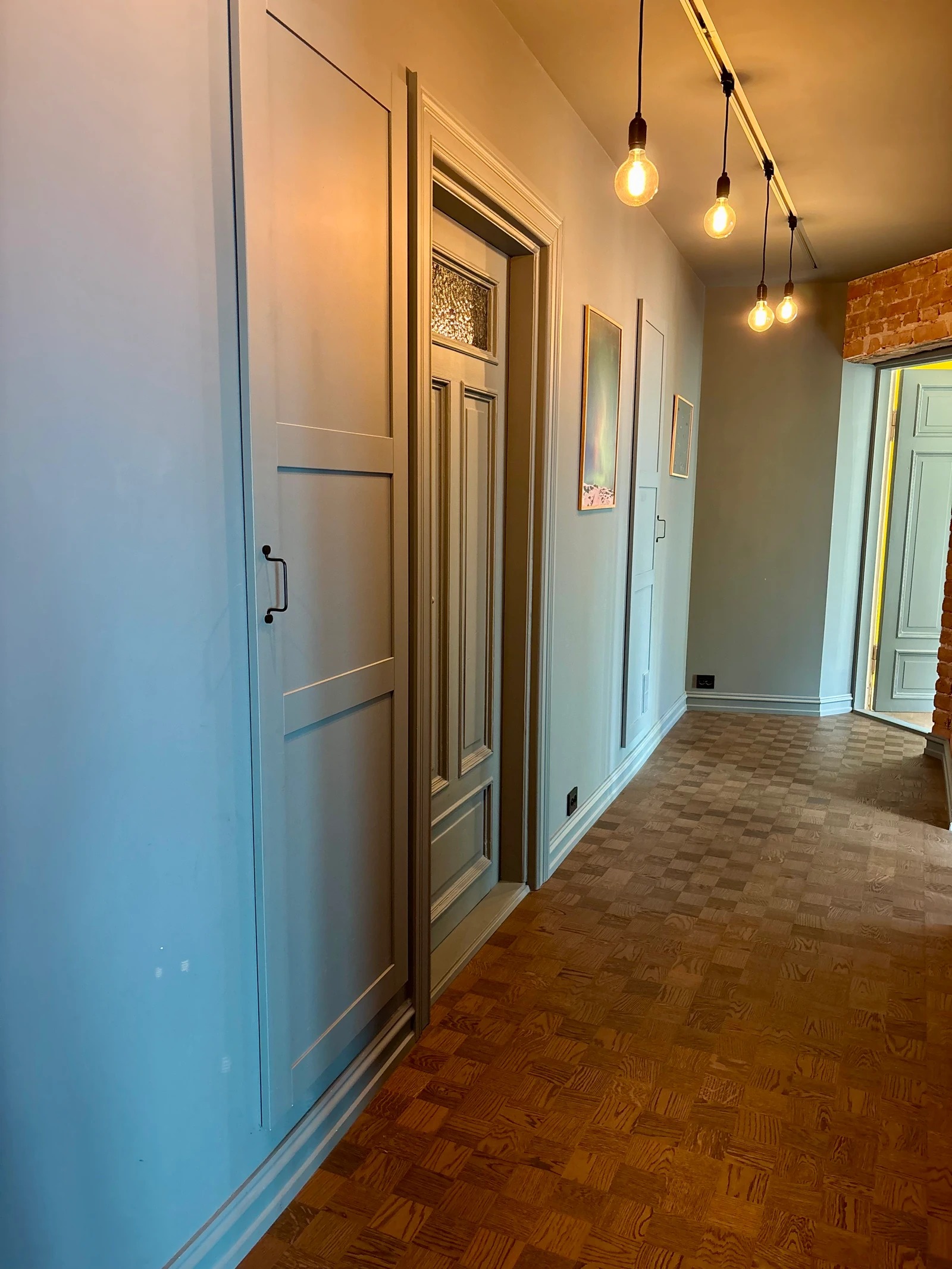 Gangen har to integrerte garderobeskap og en tilpasset åpen garderobeløsning.