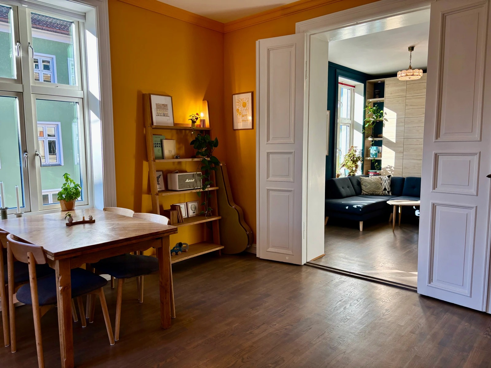 Gode solforhold og mye lys inn gjennom de høye vinduene.