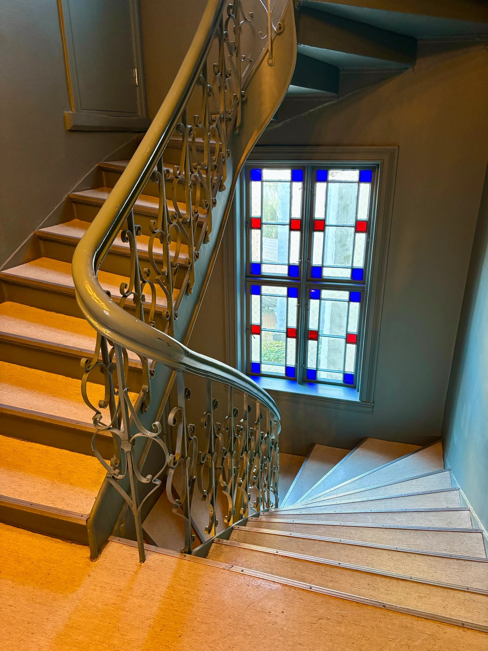 Historiske detaljer er ivaretatt både i leiligheten og oppgangen.