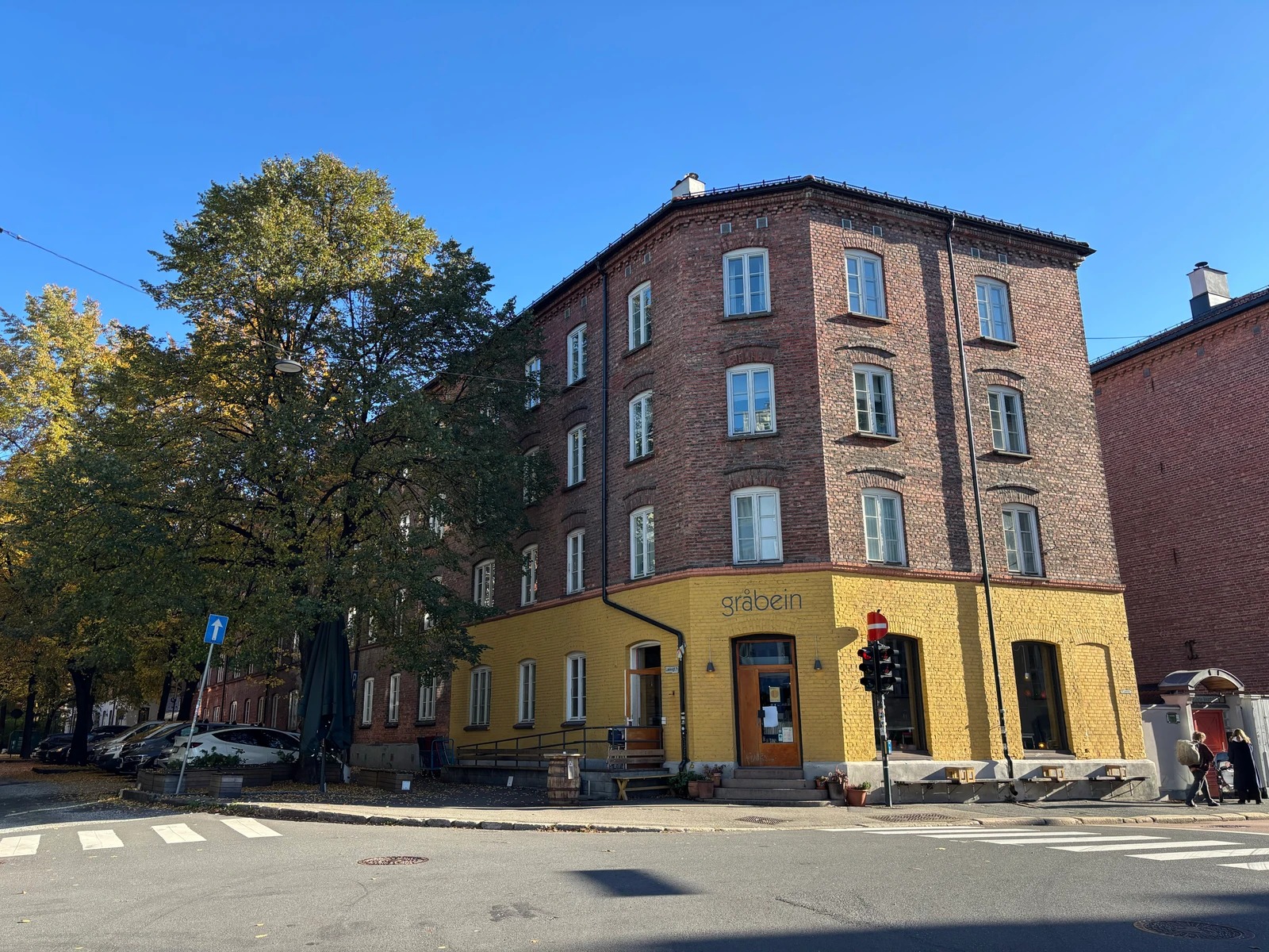 Den koselige nabokafé på hjørnet er bare en av mange spennende kafeer og restauranter i nærområdet.