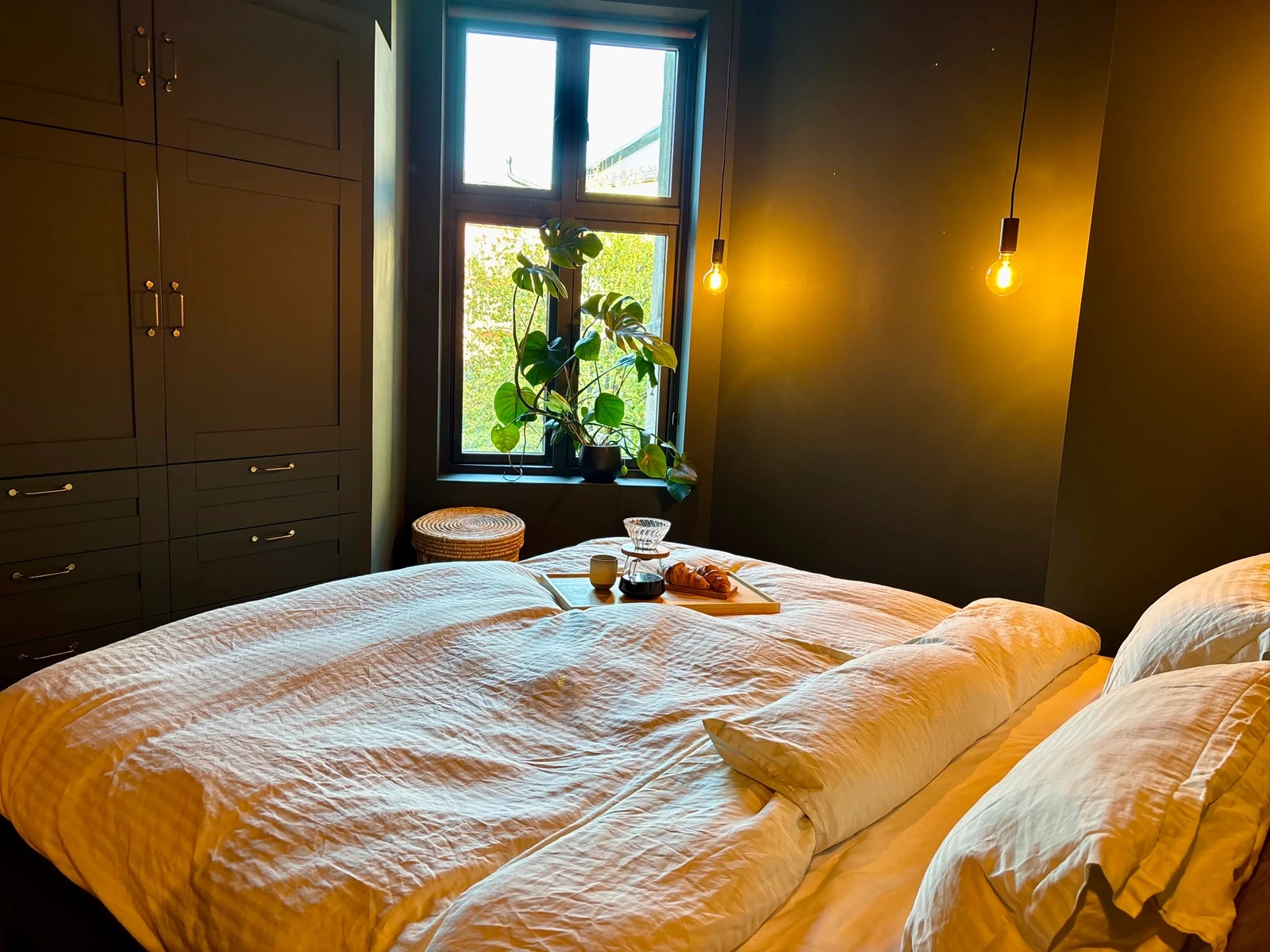 Hovedsoverommet er vendt mot en rolig og luftig bakgård.