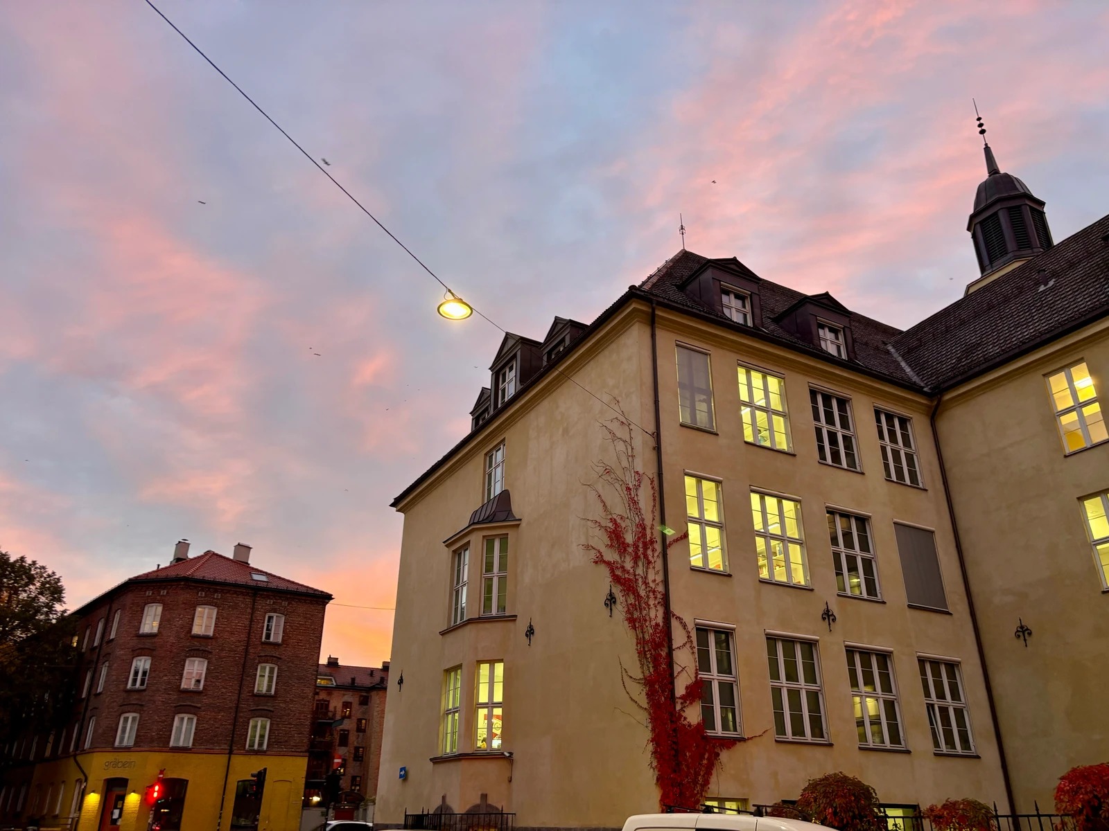 Gode naboer rett utenfor døra- Hersleb skole og Gråbein.