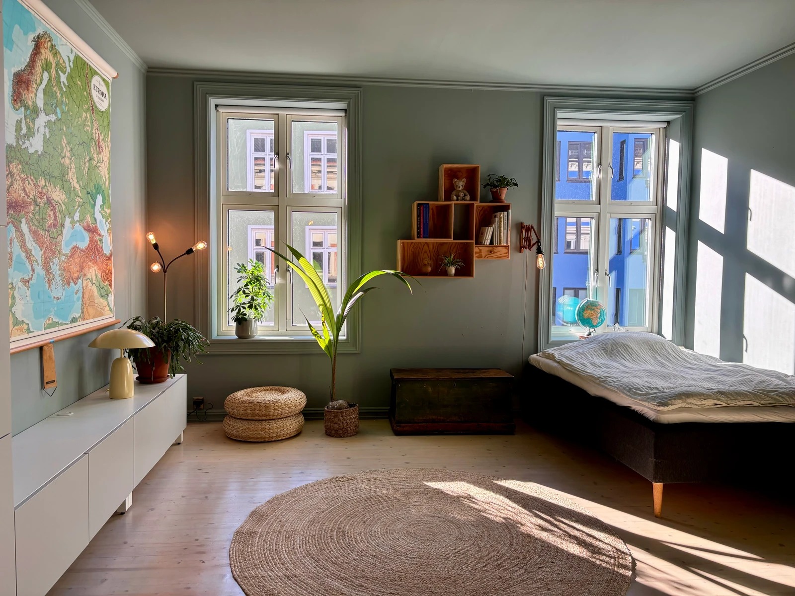 Soverom 2 er stort, lyst og luftig.