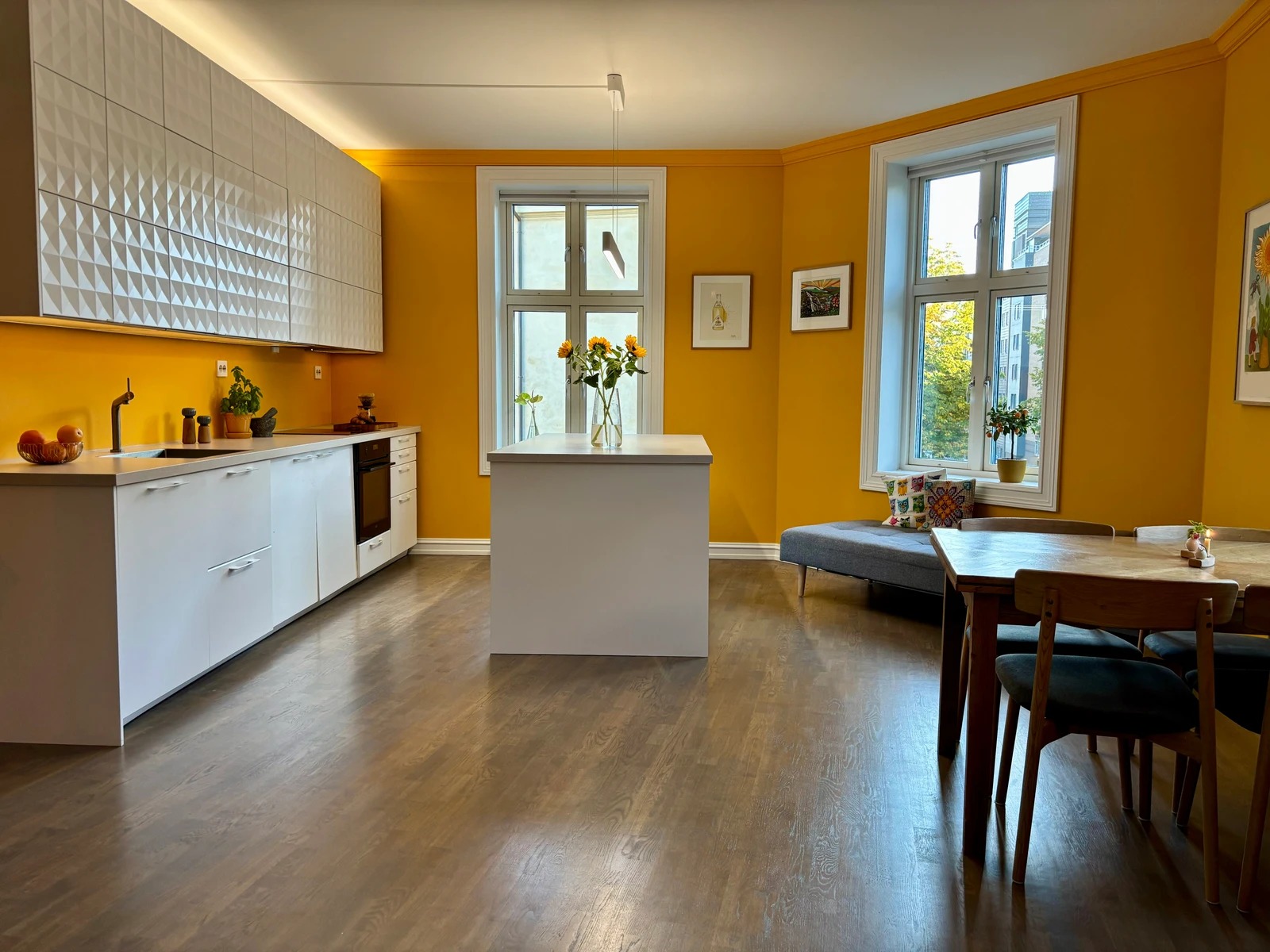 Attraktiv og klassisk hjørneleilighet med lys inn fra tre kanter.