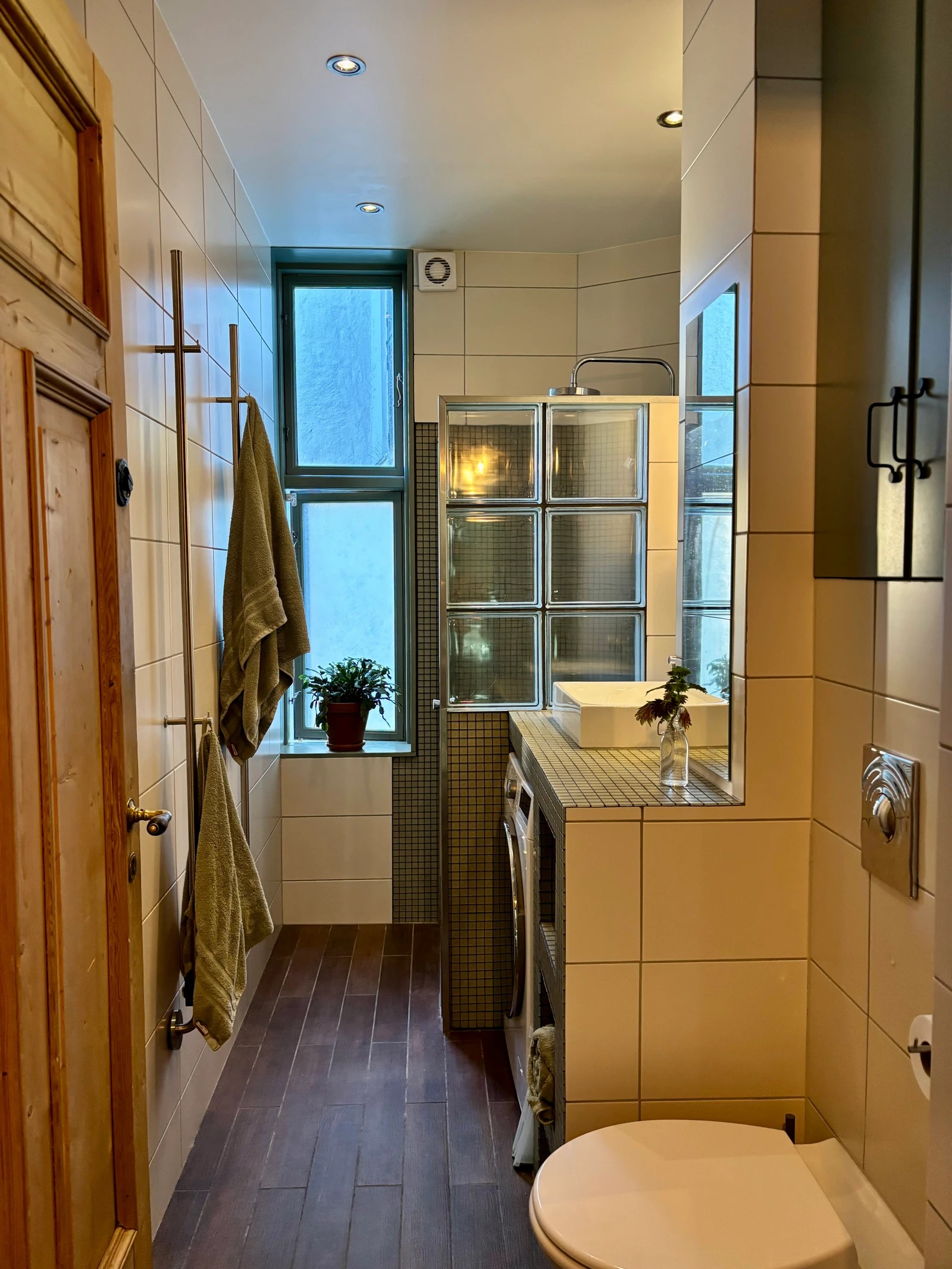 Badet er praktisk innredet, spesialtilpasset skap fra HTH og vel gjennomført design. Flislagt med varmekabler. Kombinert vaskemaskin og tørketrommel.