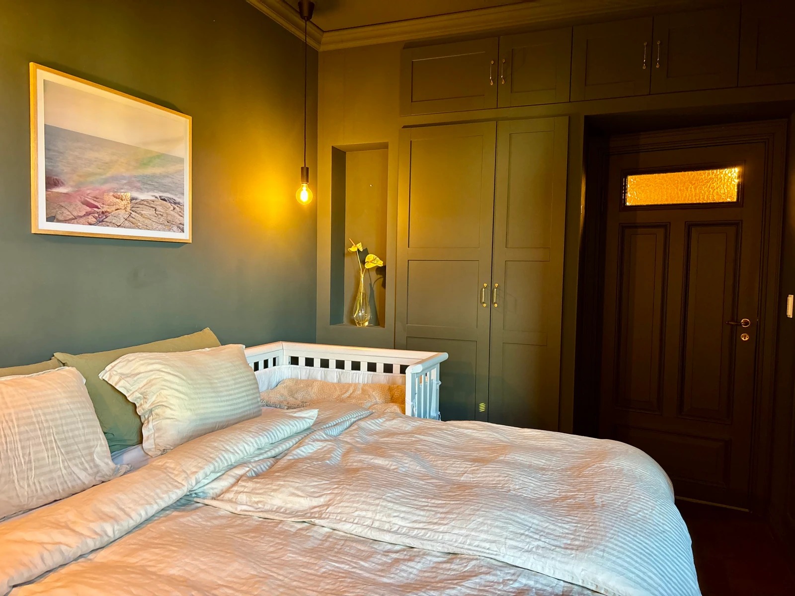 På soverommet er det også plass til skrivebord/stellebord/nattbord, og lignende.