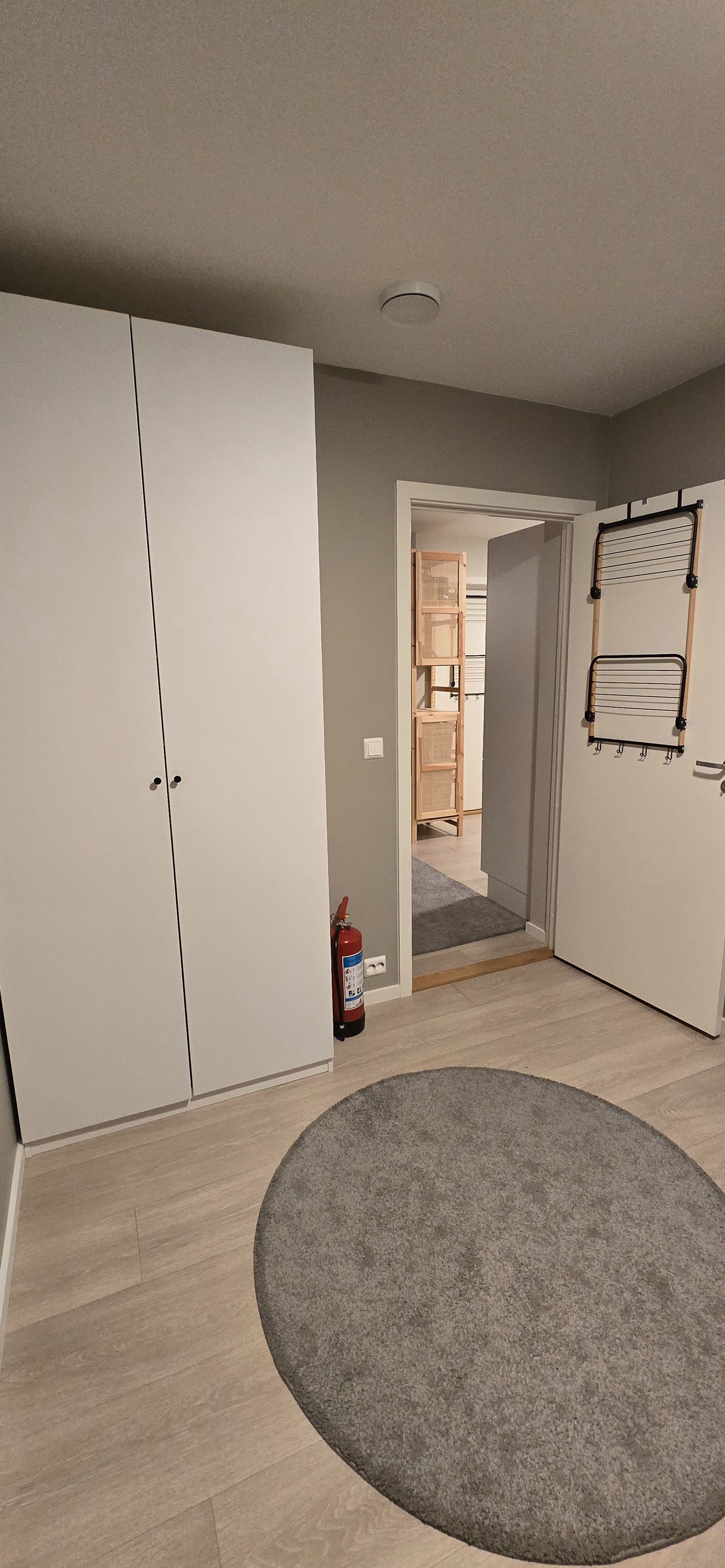 Soverom 1, brukes av dagens leiertaker som kontor. Garderobeskap inkludert.