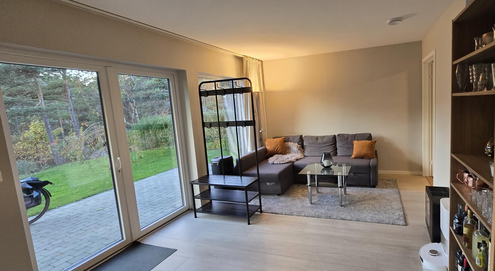 Kombinert stue og kjøkken med flott utsikt og lite innsyn.