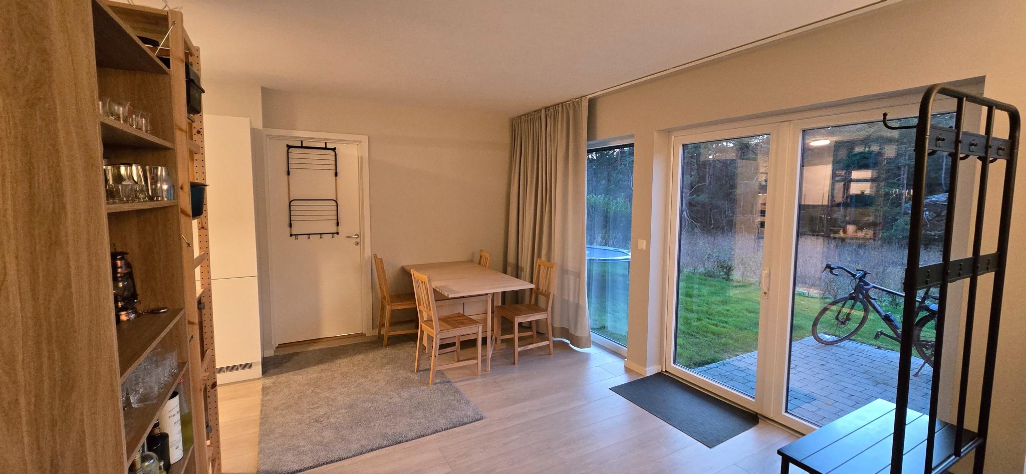 Kombinert stue og kjøkken med flott utsikt og lite innsyn.