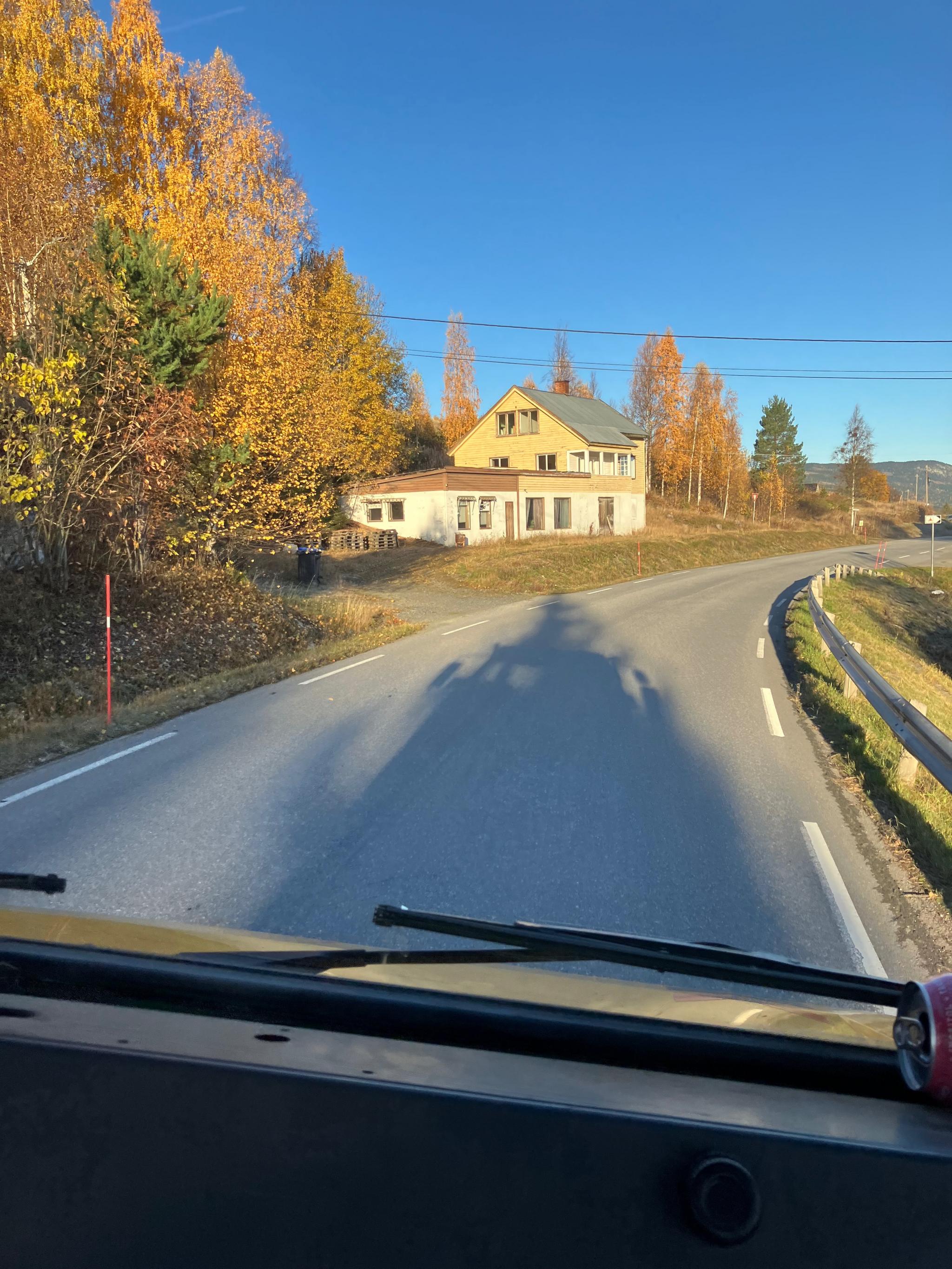 Bilde av boligen tatt fra Vestsidevegen retning Dokka
