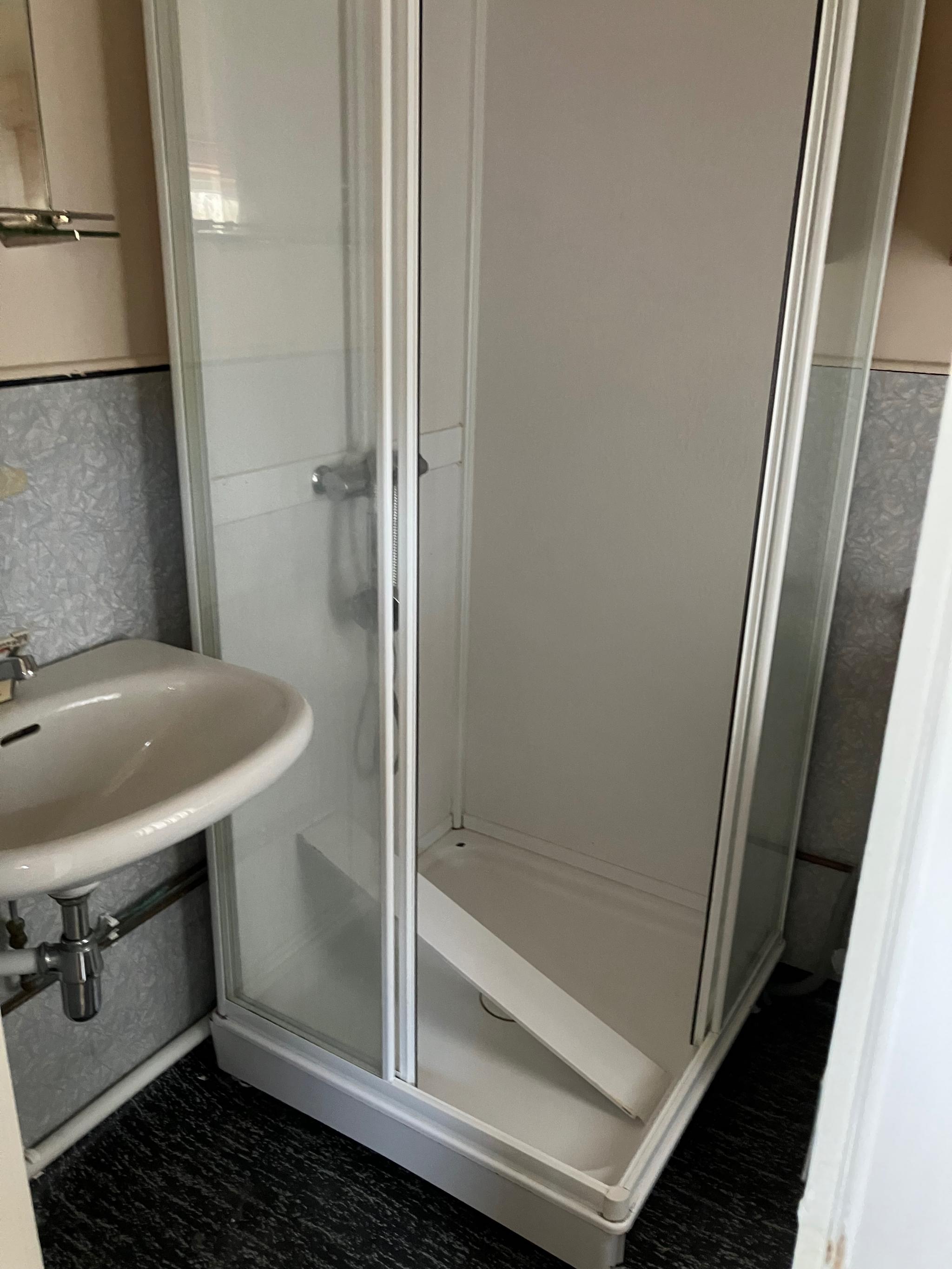 Etg1
Bad og vaskerom her er dusjkabinettet byttet etter at bildet er tatt. 