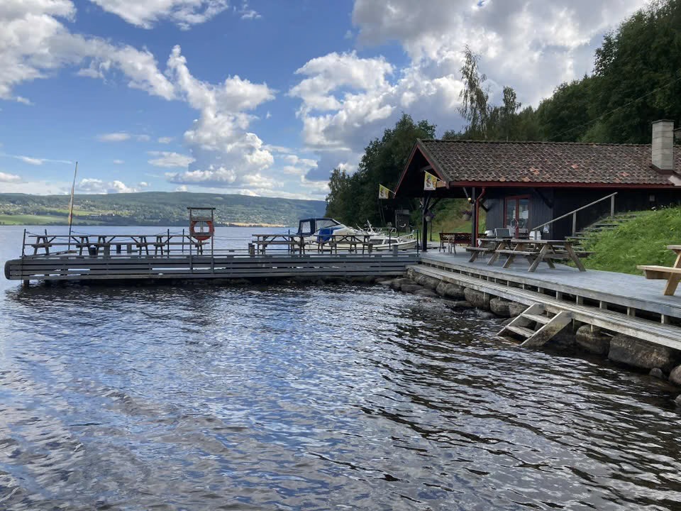 Ligarda brygge med både badeplass og båtplass med kort avstand fra boligen. og vi har båtplass som kan avtales lånt ved interesse. Evt kan vi sette ut en båt leietager kan bruke med avtale. 