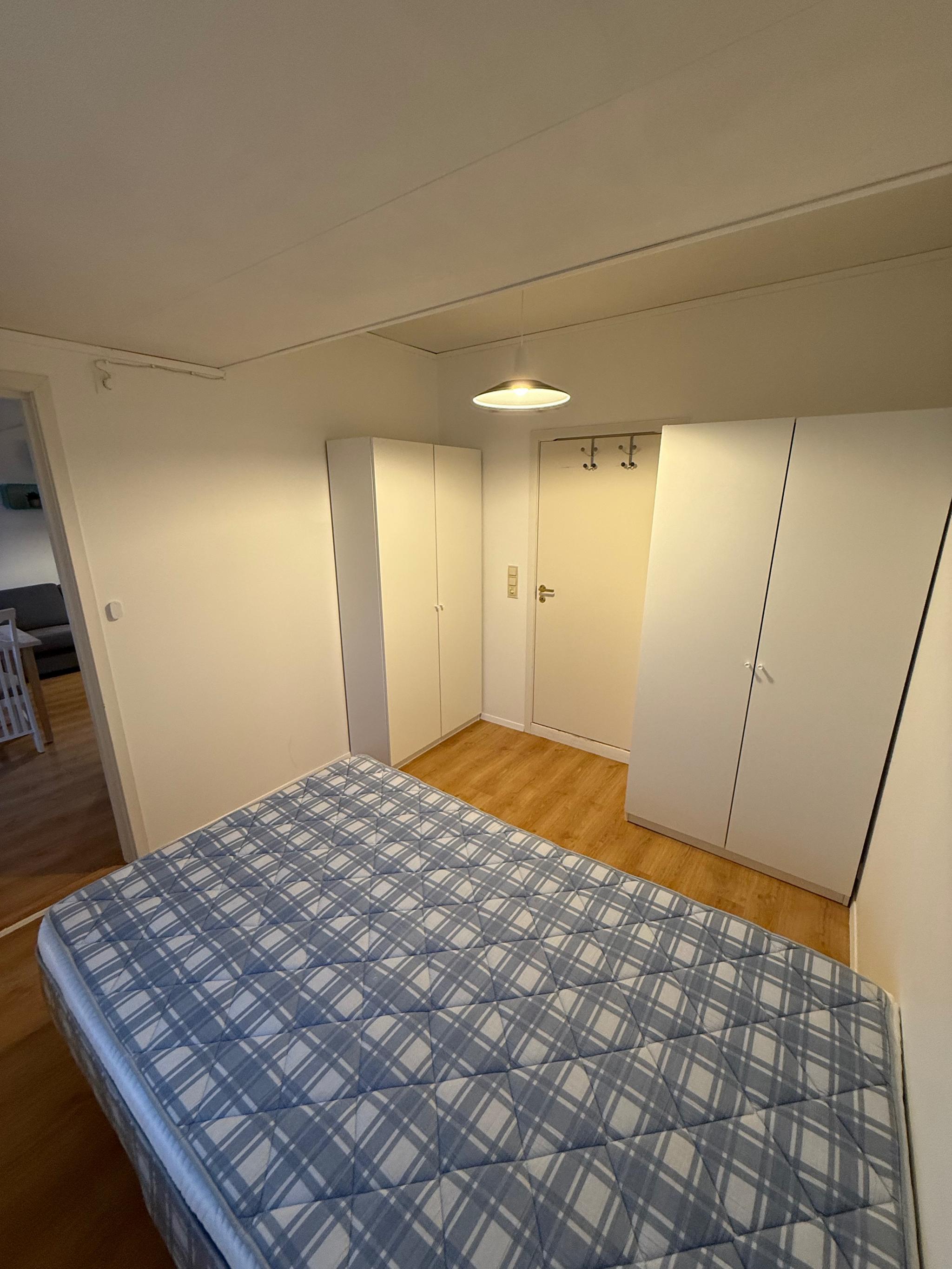 Rikelig med skapplass. Dør inn til bad kan sperres om ønskelig, enten med å låse eller å sette skap foran døren.