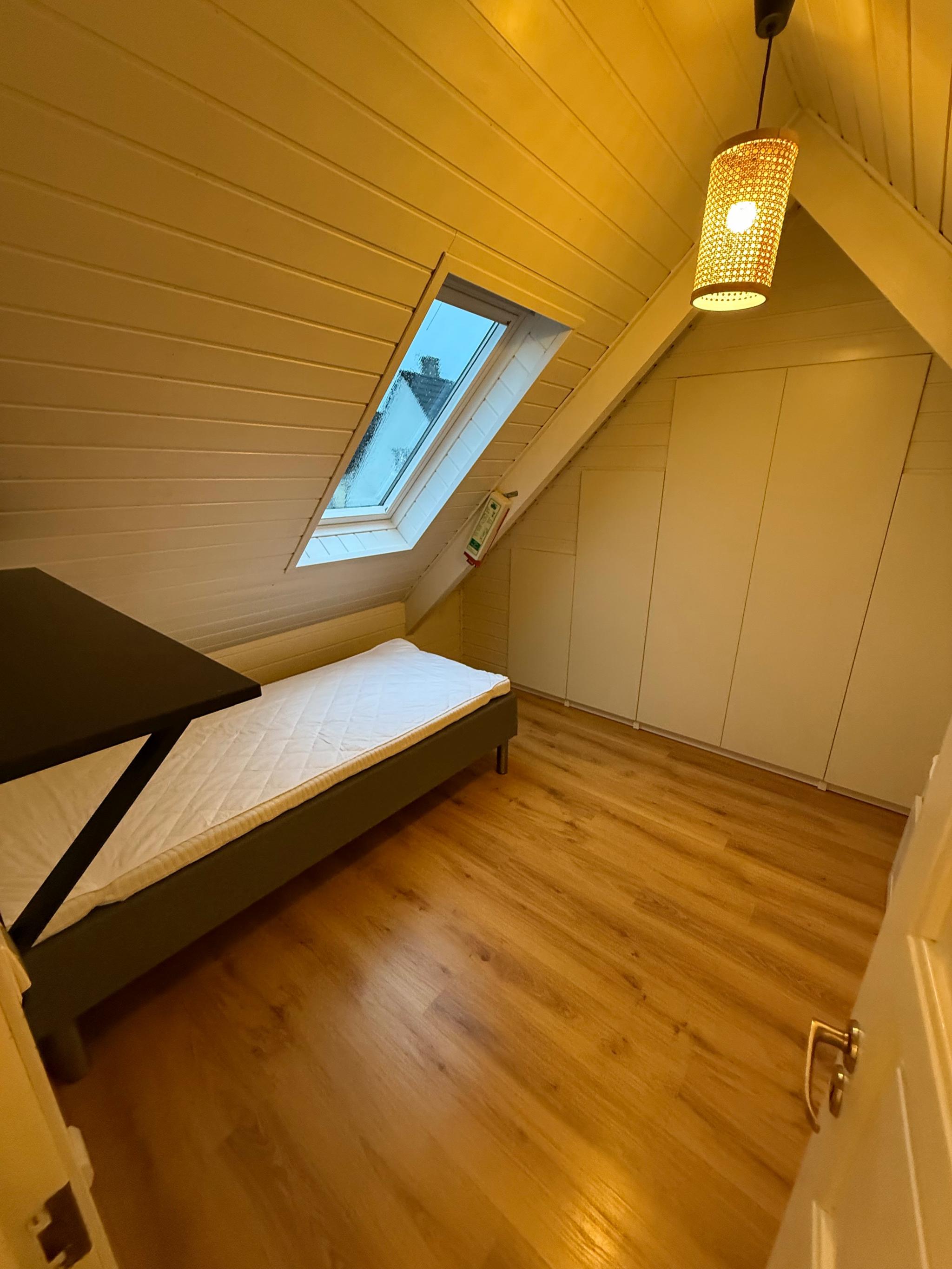 Soverom 3, 2. etasje. 1 stk 90x200 seng og 1 stk 80x200seng