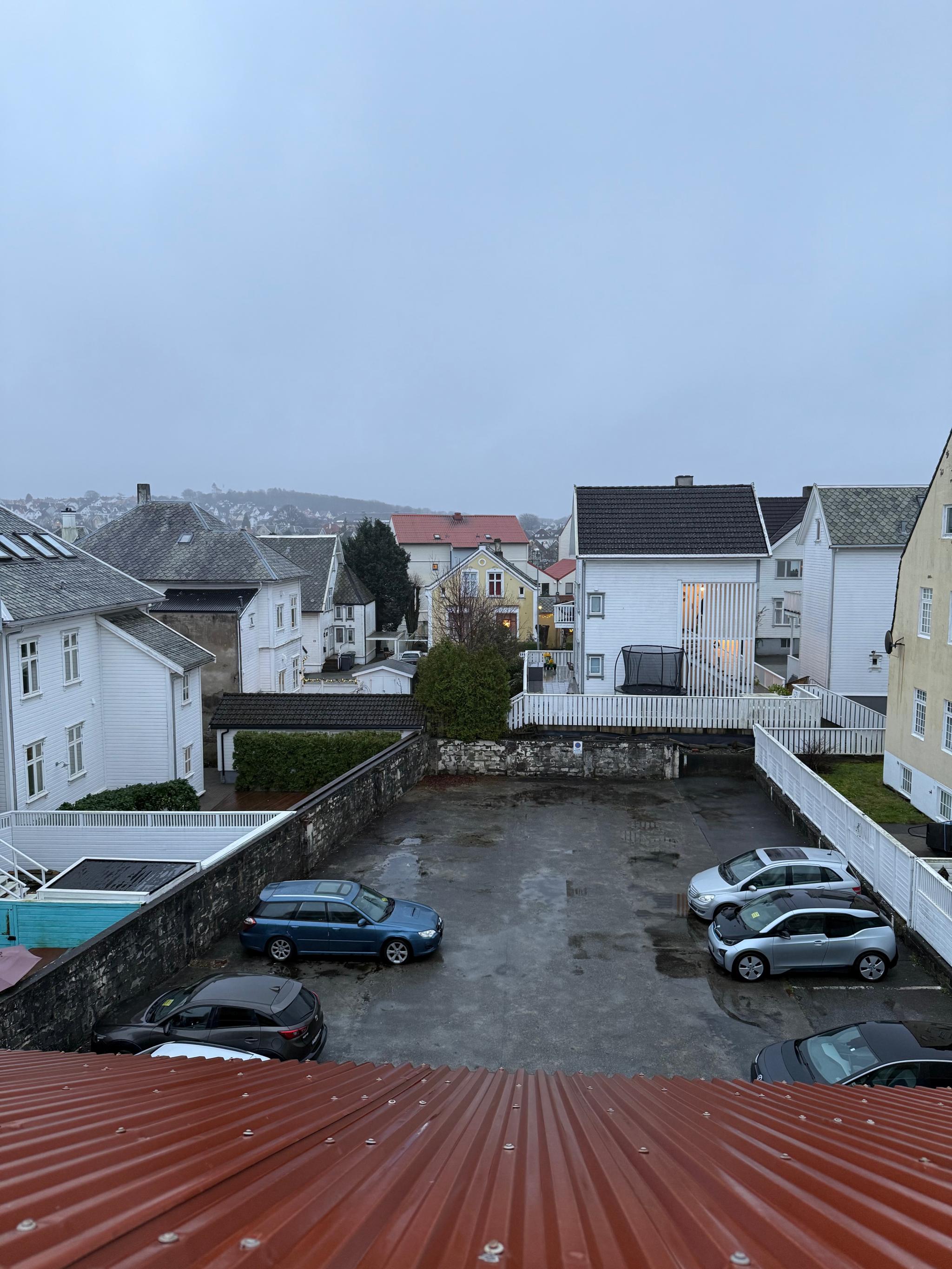 Privat bakgård med 2 inkluderte parkeringsplasser