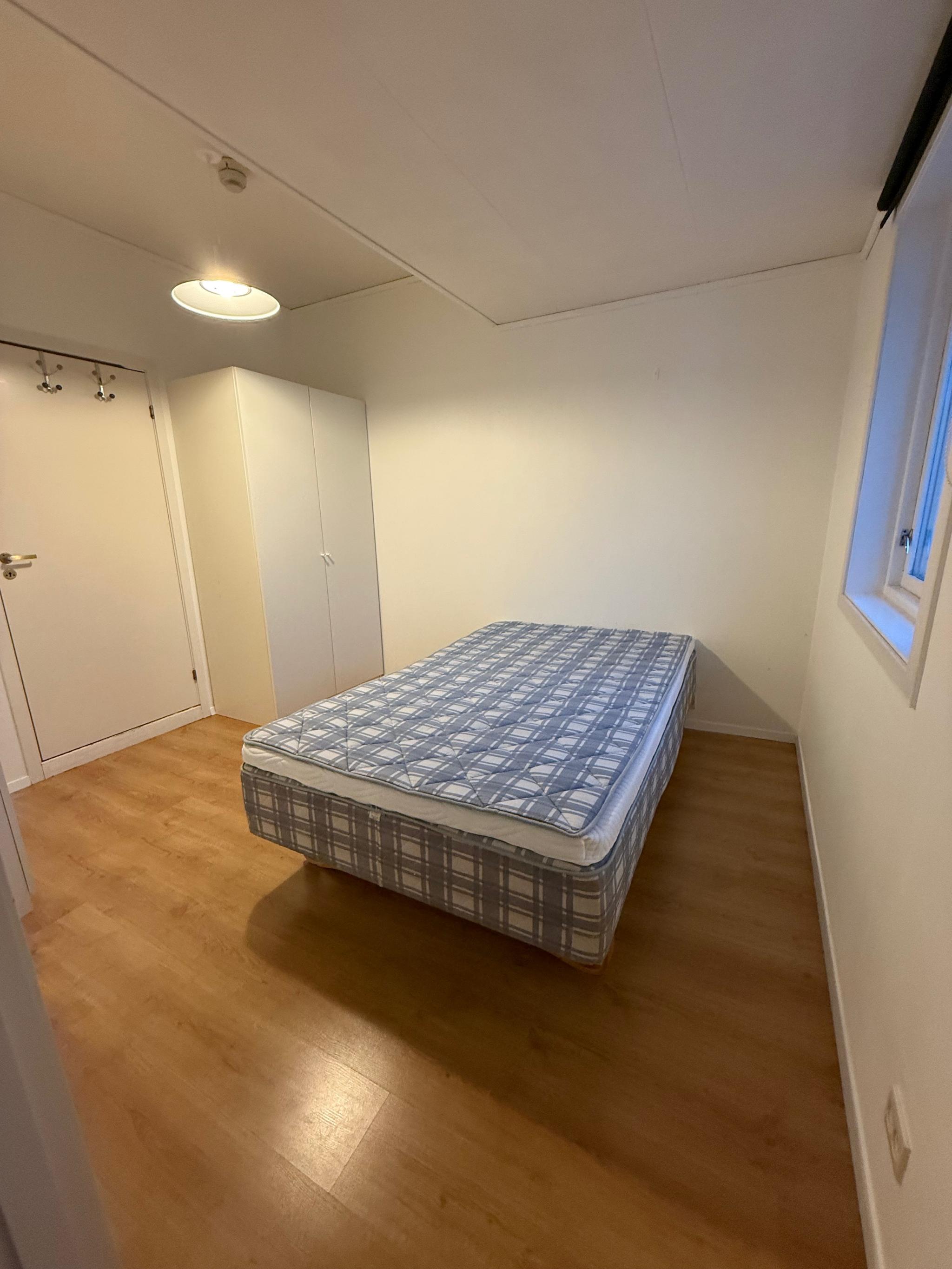 Soverom 1, hovedetasje. 120x200 seng