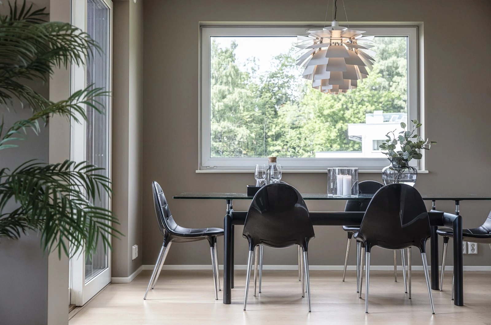 Åpen spisestue med utgang terrasse