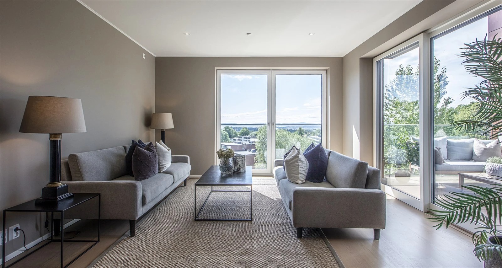 Stue med panoramadører og terrasse