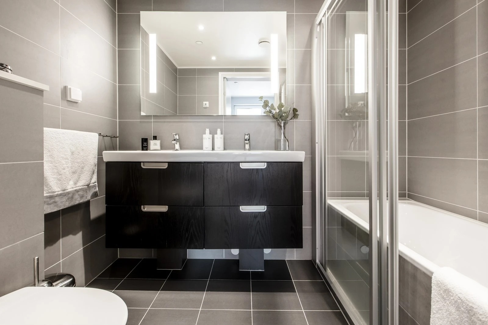 Ensuite bad med badekar soverom 1