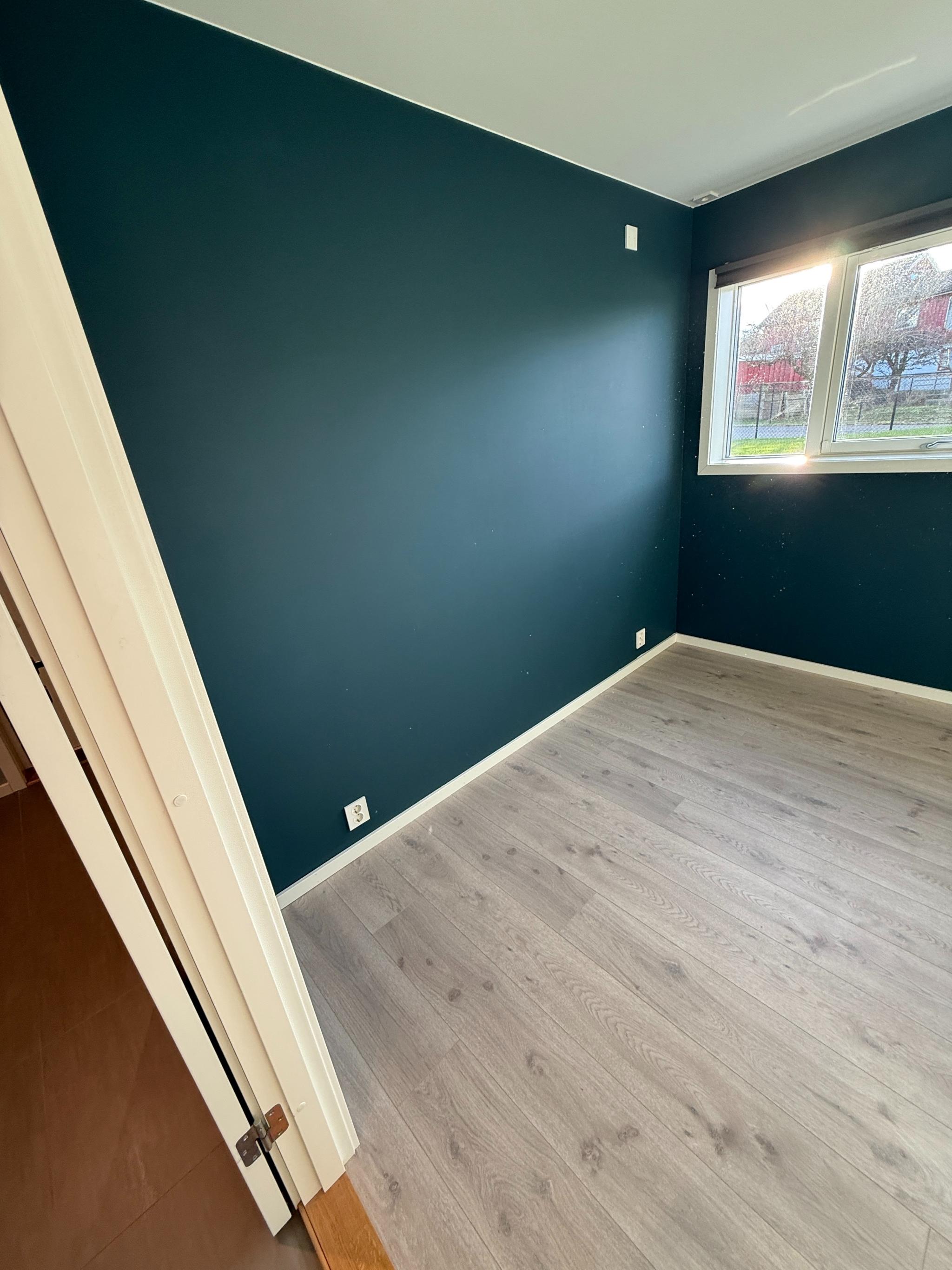 Soverom sett fra en annen vinkel. store vinduer som gir rikelig med dagslys. Plass til dobbeltseng 180x200cm og nattbord 50cm.