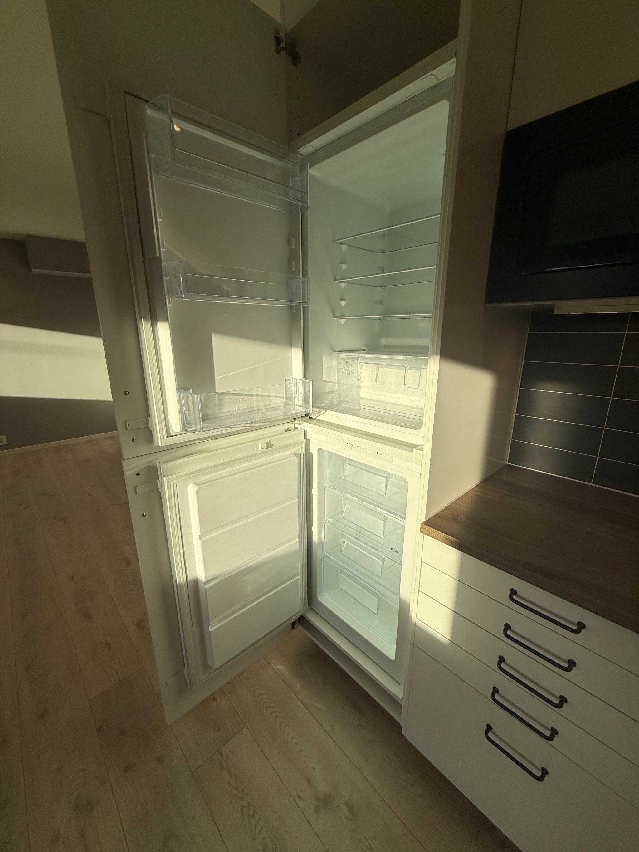 Romslig kjøl- og fryseskap med god plass til oppbevaring av matvarer.