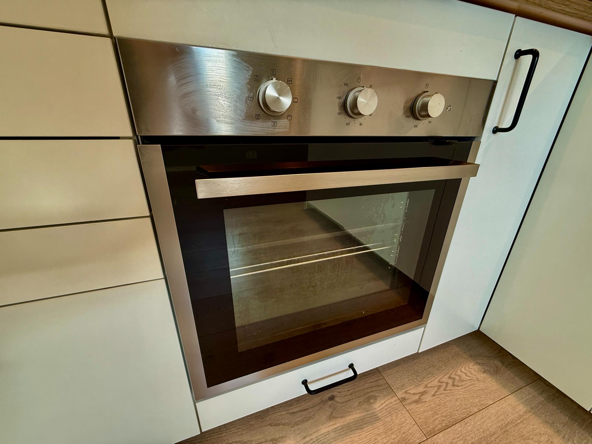 Integrert stekeovn i rustfritt stål med god kapasitet og enkel betjening.