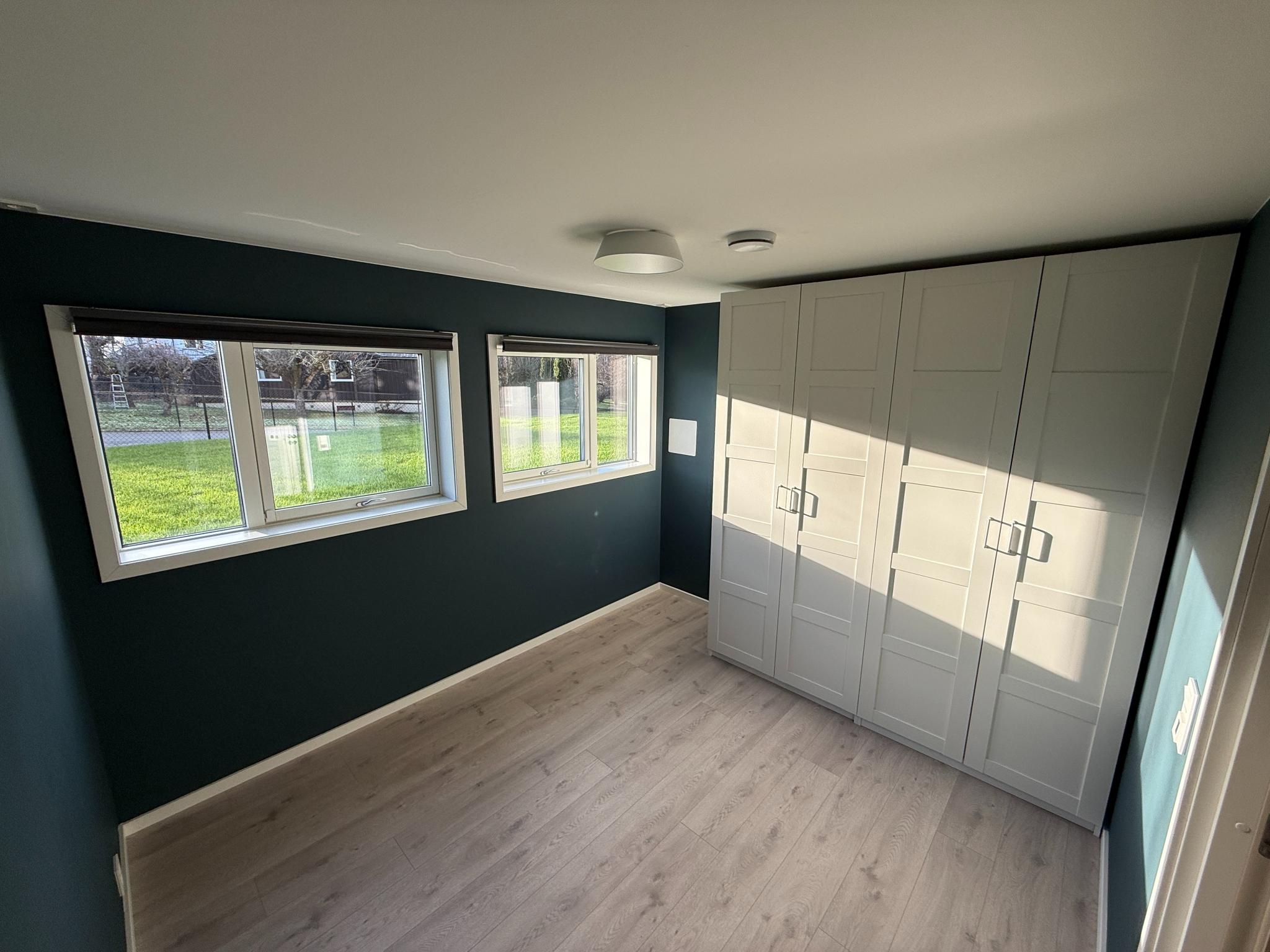 Romslig soverom. Store garderobeskap på 2x100cm som gir god oppbevaringsplass. Flere vinduer gir godt lys og utsyn mot grøntområde.