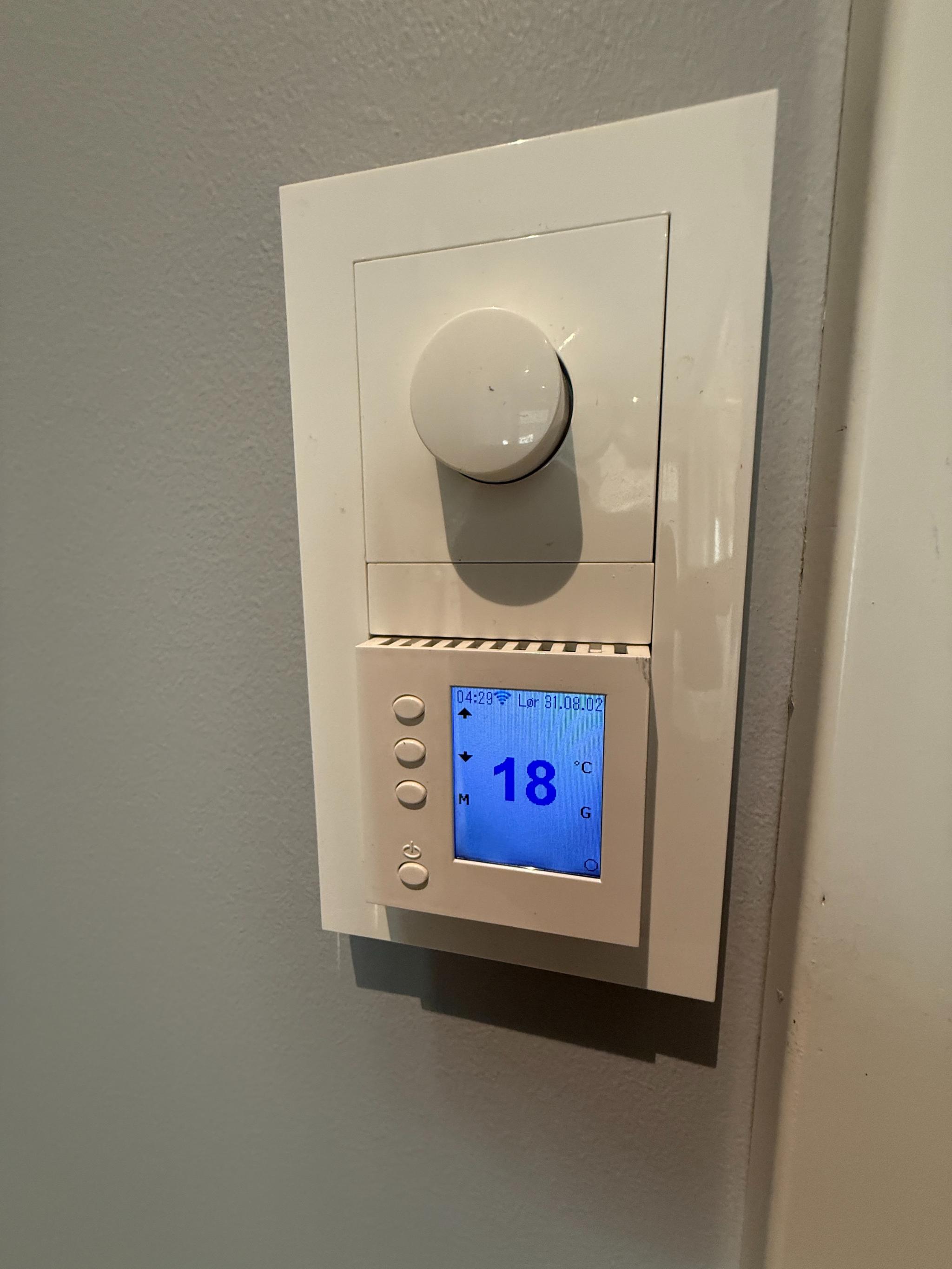 Moderne digital termostat for gulvvarme/oppvarming, som gir god komfort og enkel temperaturstyring i alle rom (minus bod)