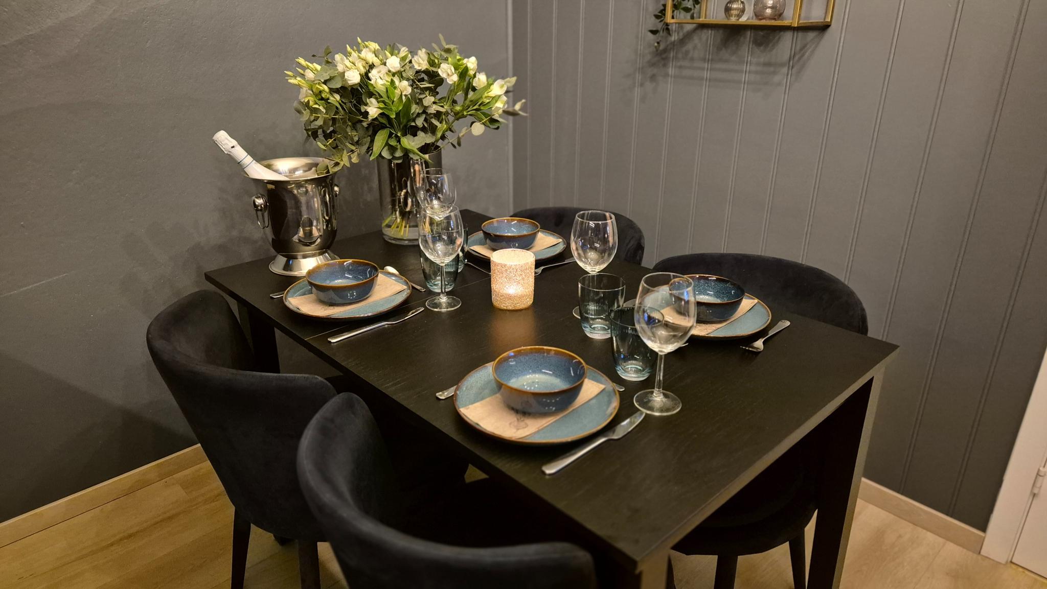 Kjøkkenbord kan slås ut for plass til 4 personar