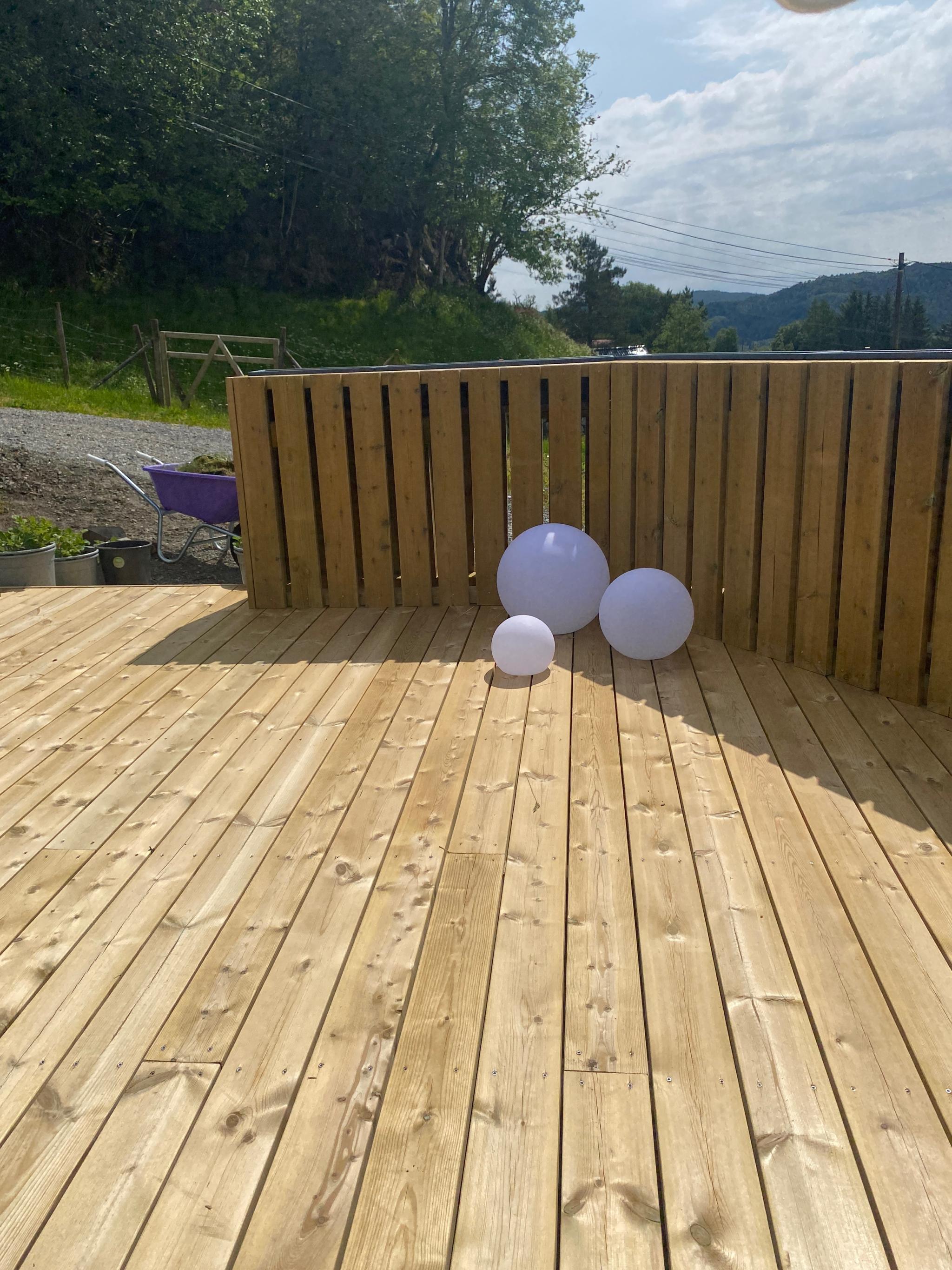 Stemningsfull terrasse, her kan det nytes lange fine dager. Solrik tomt. 