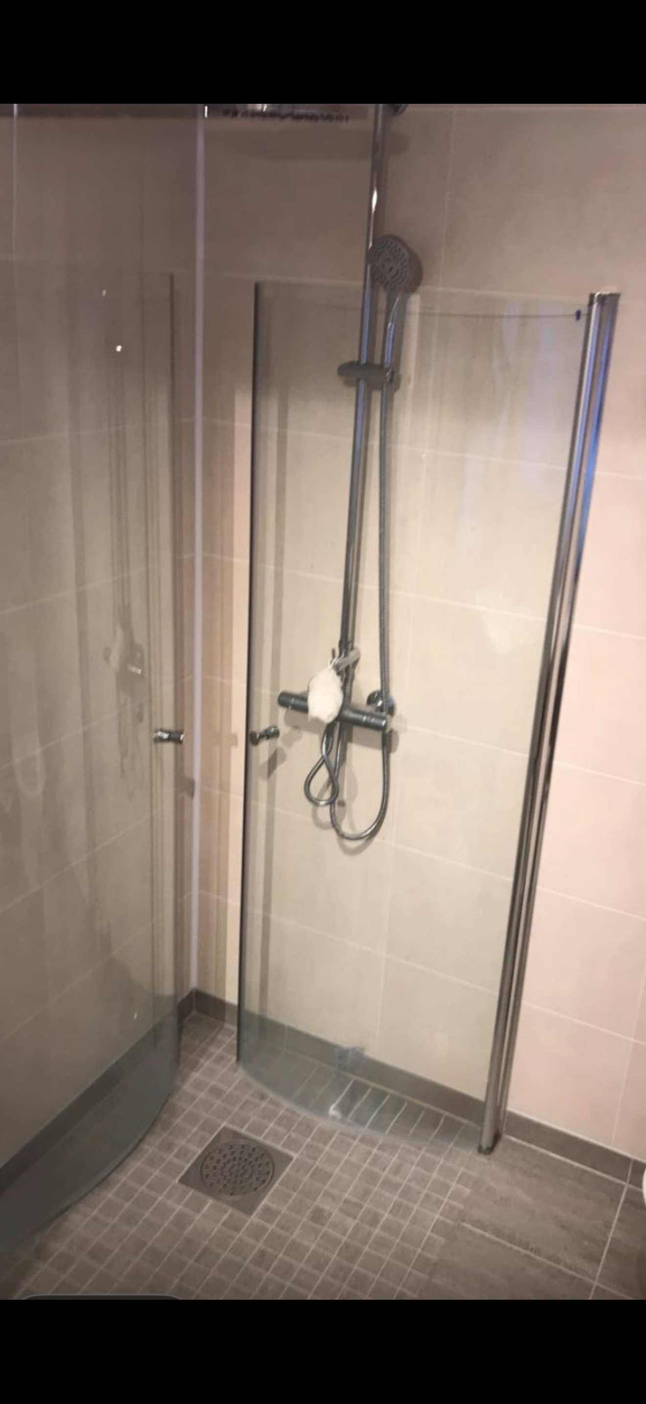 Bad fra 2017, wc, dusj, vaske med oppbevaringsskuffer. Flere speilskap med oppbevaring.