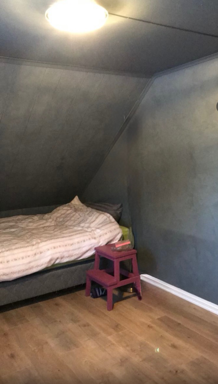 Soverom mot sør, 150cm seng. Skuffer og skråveggskap som tilgjengelig oppbevaring. 