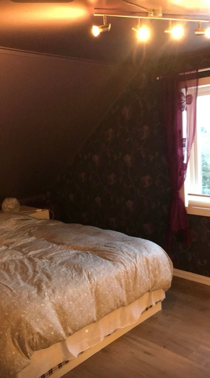 Soverom mot nord - 150cm seng. 6 stk malmkommoder og et liggende høyskap for rikelig oppbevaring.