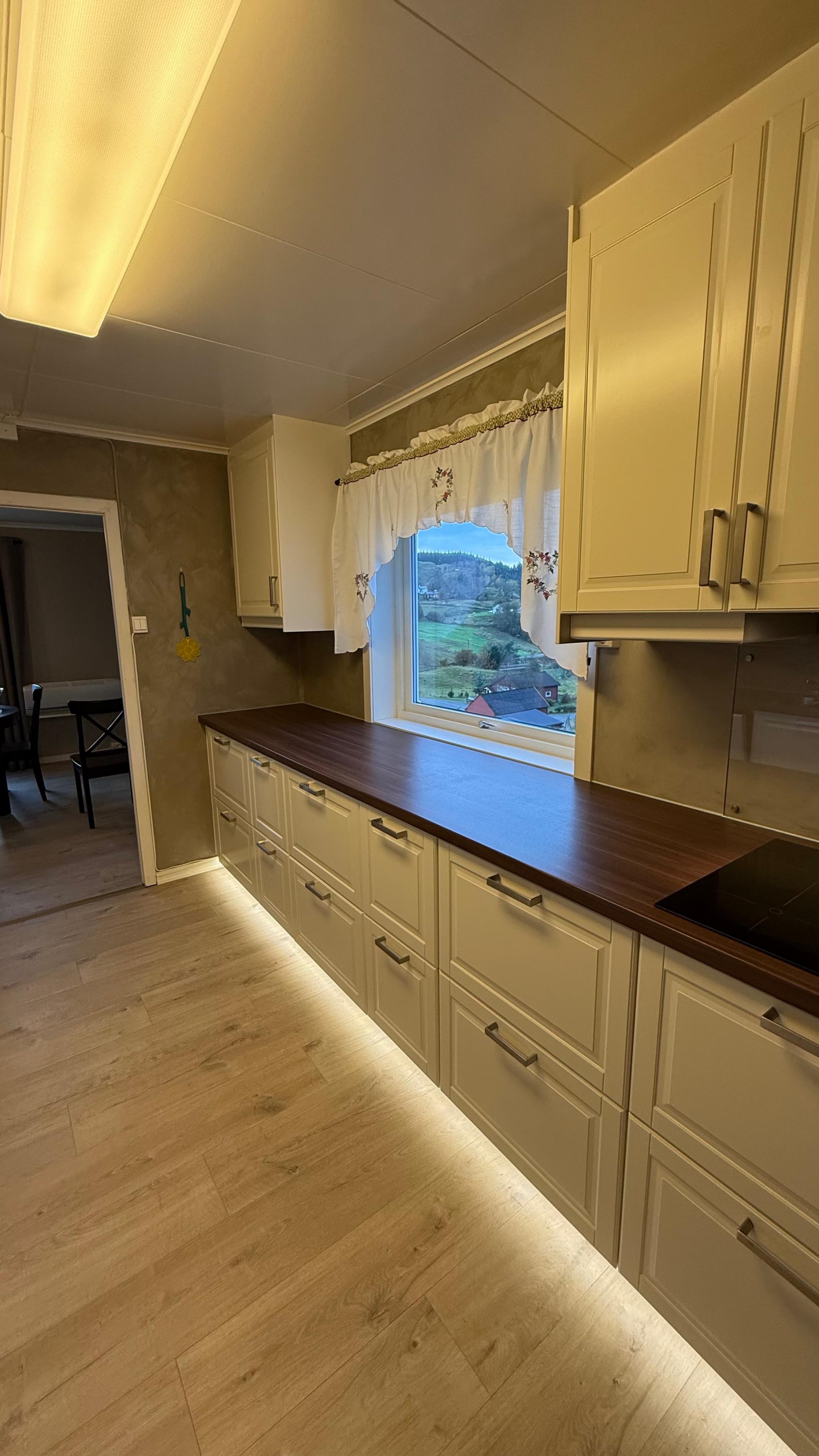 Utsikt over bygden fra den romslige benkeplassen. 